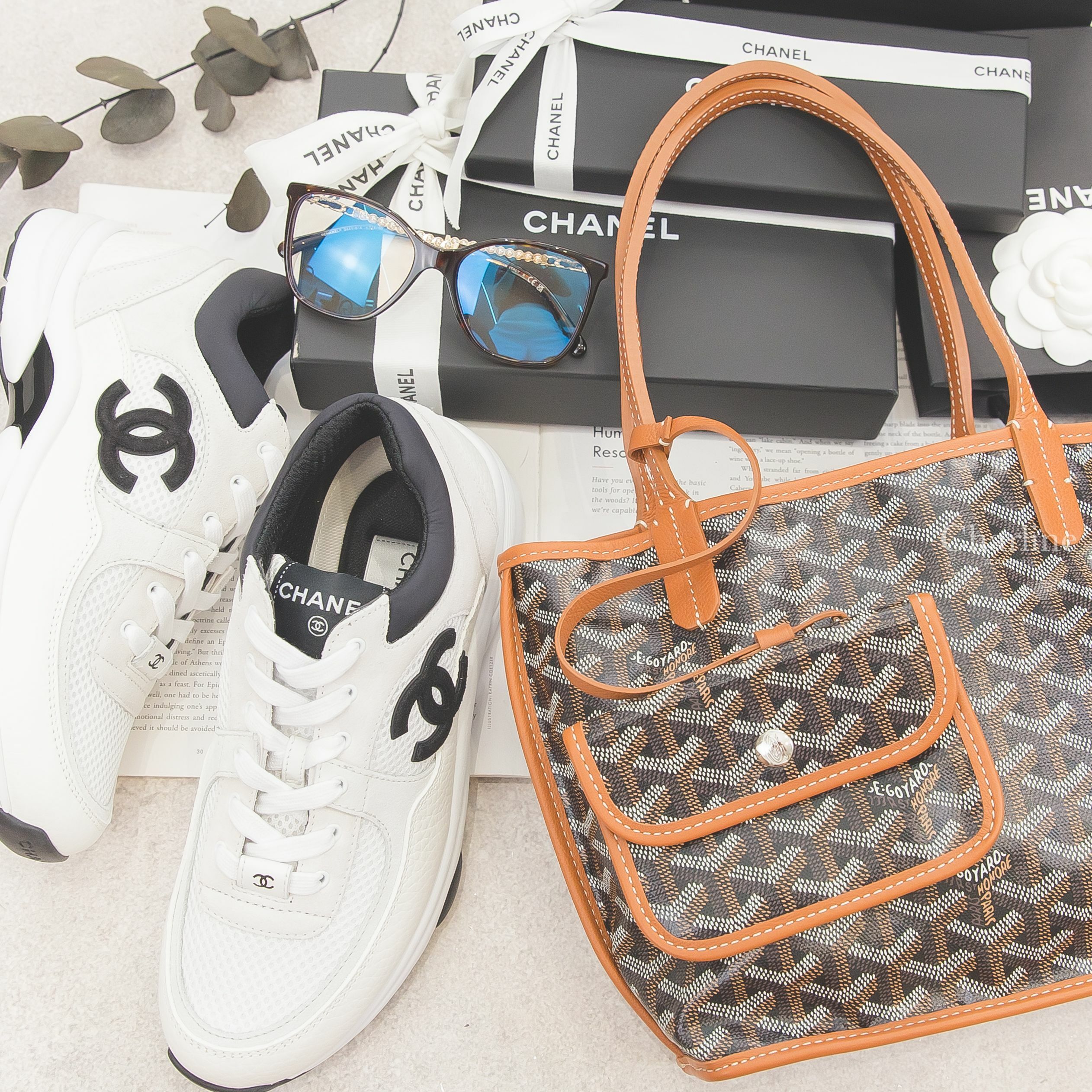 Goyard Anjou Mini Bag 黑色拼咖啡色提把迷你無拉鍊托特包,Chanel 深棕色玳瑁方框側邊皮穿金鍊珍珠CC藍光鏡片平光眼鏡,Chanel 白色網狀布面拼白麂皮黑CC小牛皮運動鞋-Charline Boutique 精品代購