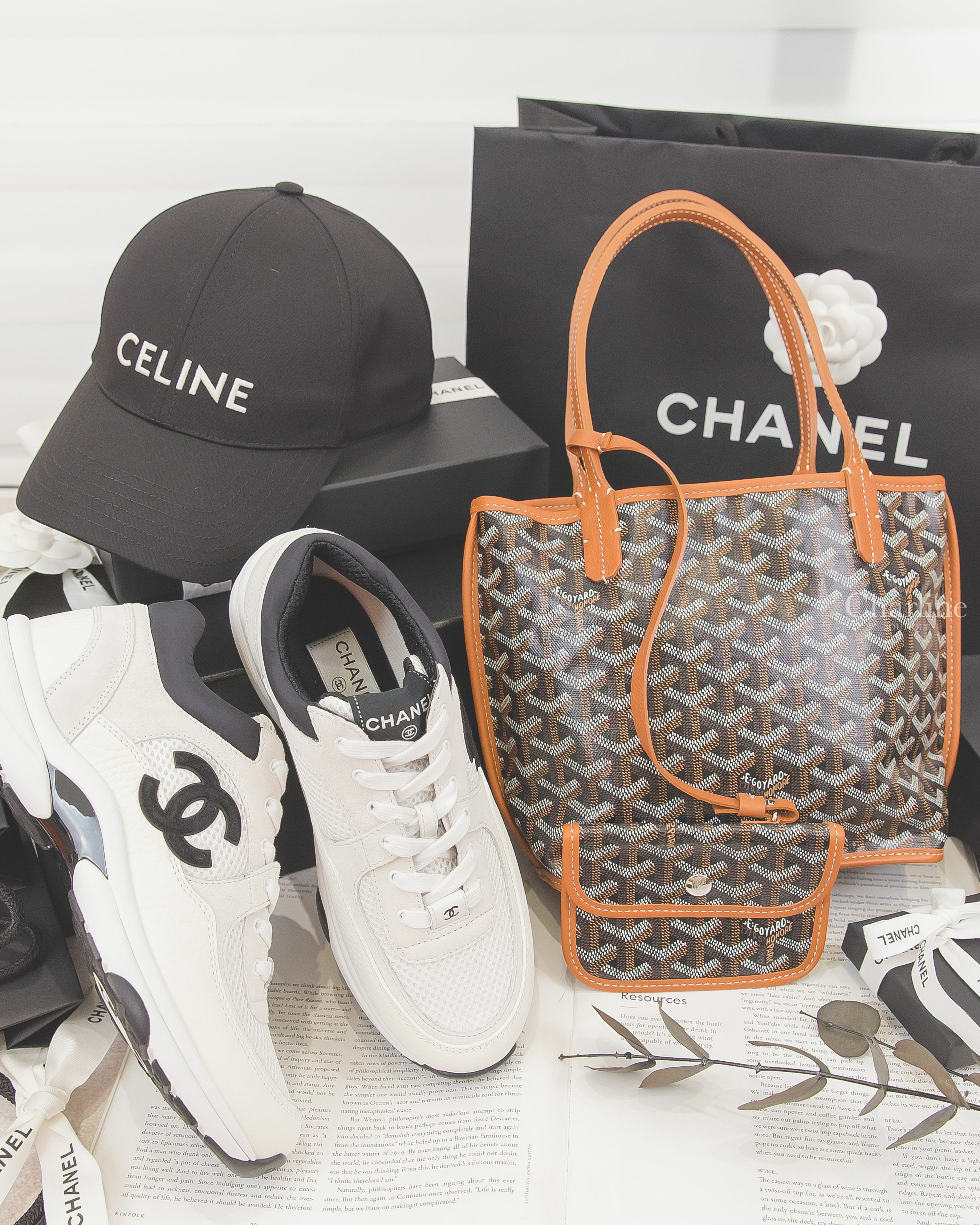 Goyard Anjou Mini Bag 黑色拼咖啡色提把迷你無拉鍊托特包,Celine 黑色刺繡白字棉質棒球帽,Chanel 白色網狀布面拼白麂皮黑CC小牛皮運動鞋-Charline Boutique 精品代購