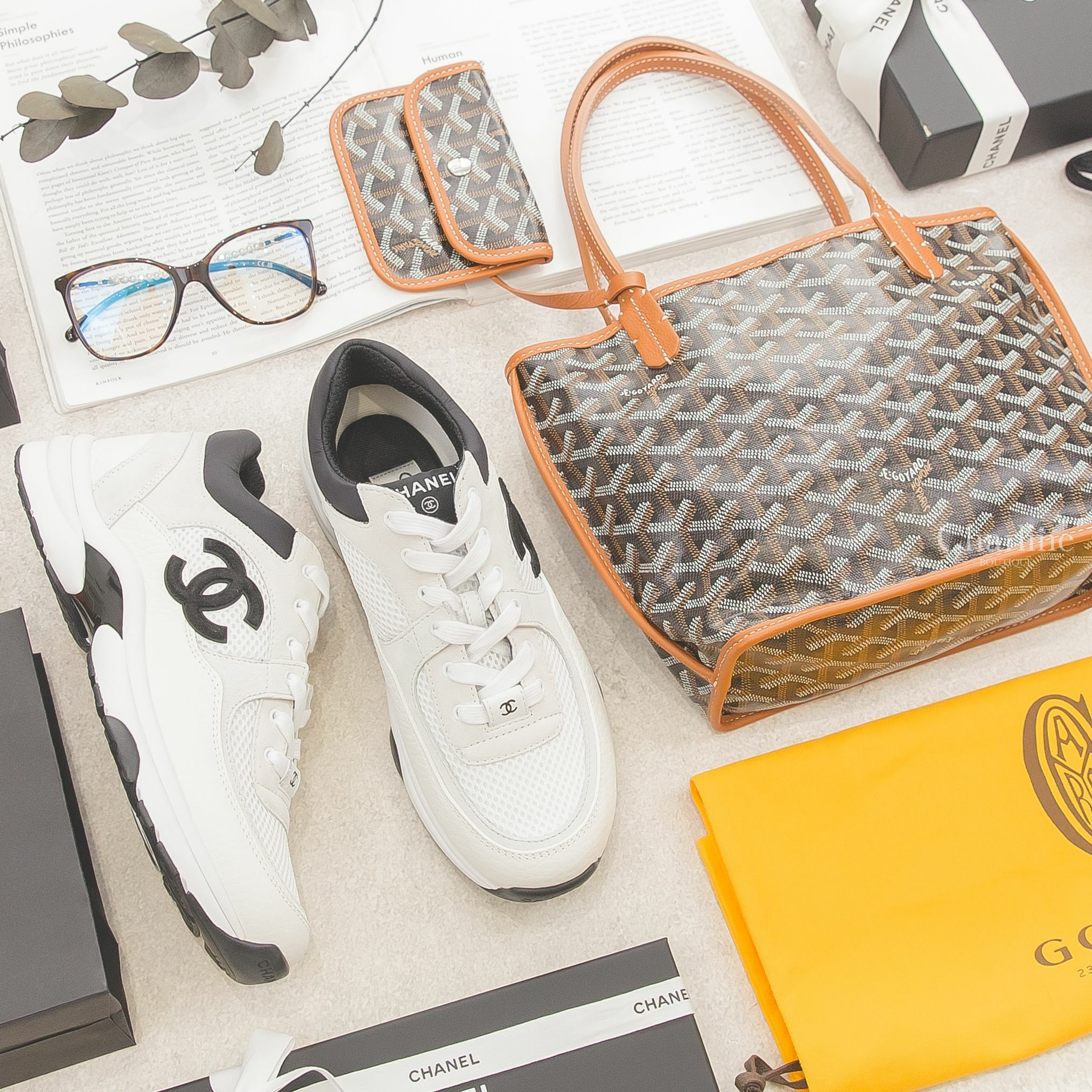 Goyard Anjou Mini Bag 黑色拼咖啡色提把迷你無拉鍊托特包,Chanel 深棕色玳瑁方框側邊皮穿金鍊珍珠CC藍光鏡片平光眼鏡,Chanel 白色網狀布面拼白麂皮黑CC小牛皮運動鞋-Charline Boutique 精品代購