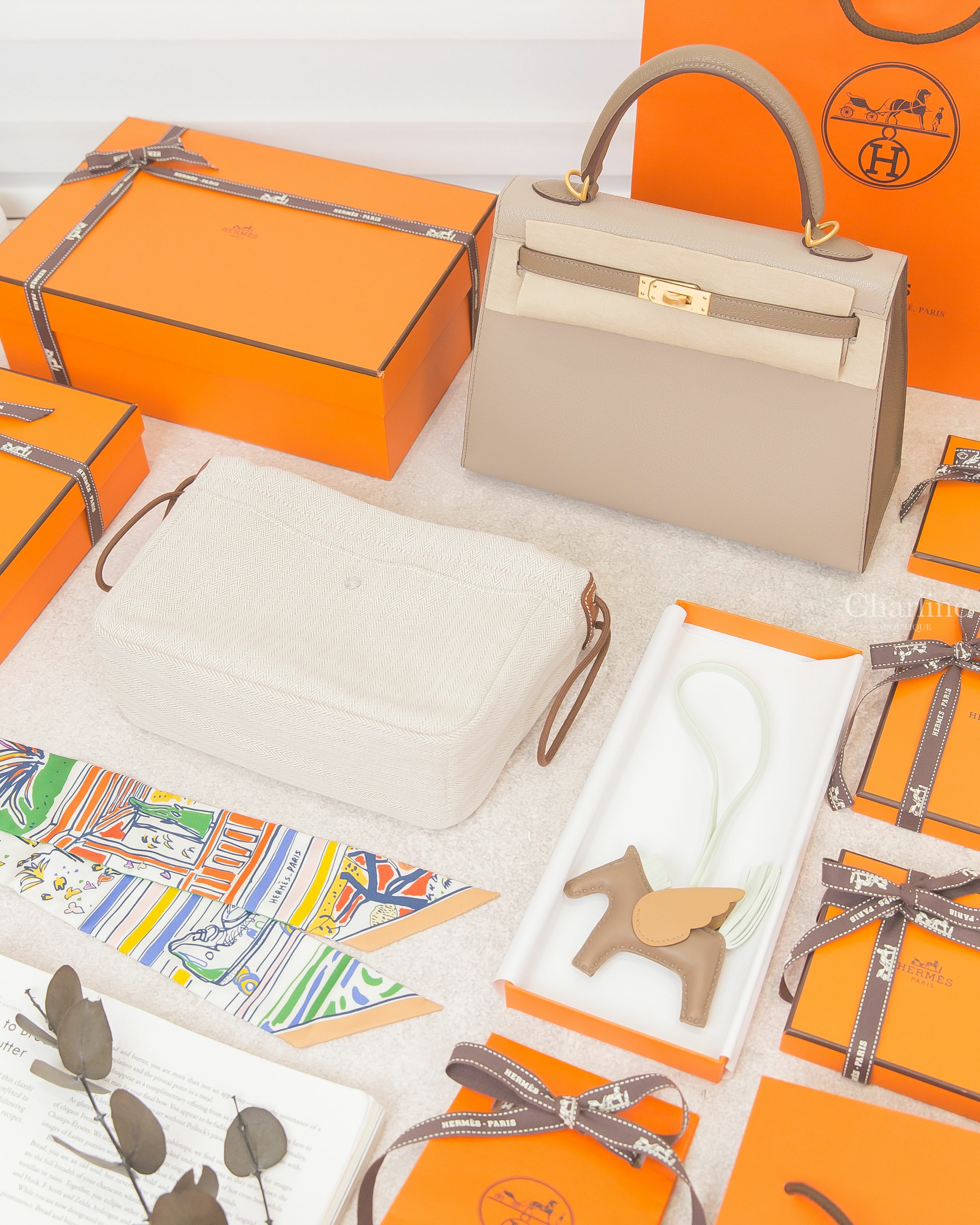 Hermès Rodeo PM Pegase 大象灰/氣泡綠/餅乾色小型飛馬吊飾,Hermès U刻斑鳩灰/大象灰/瀝青灰拉絲金釦凱莉包,自然色小型帆布拼棕色小牛皮內袋,綠色/藍色/彩色/手繪塗鴉絲巾-Charline Boutique 精品代購