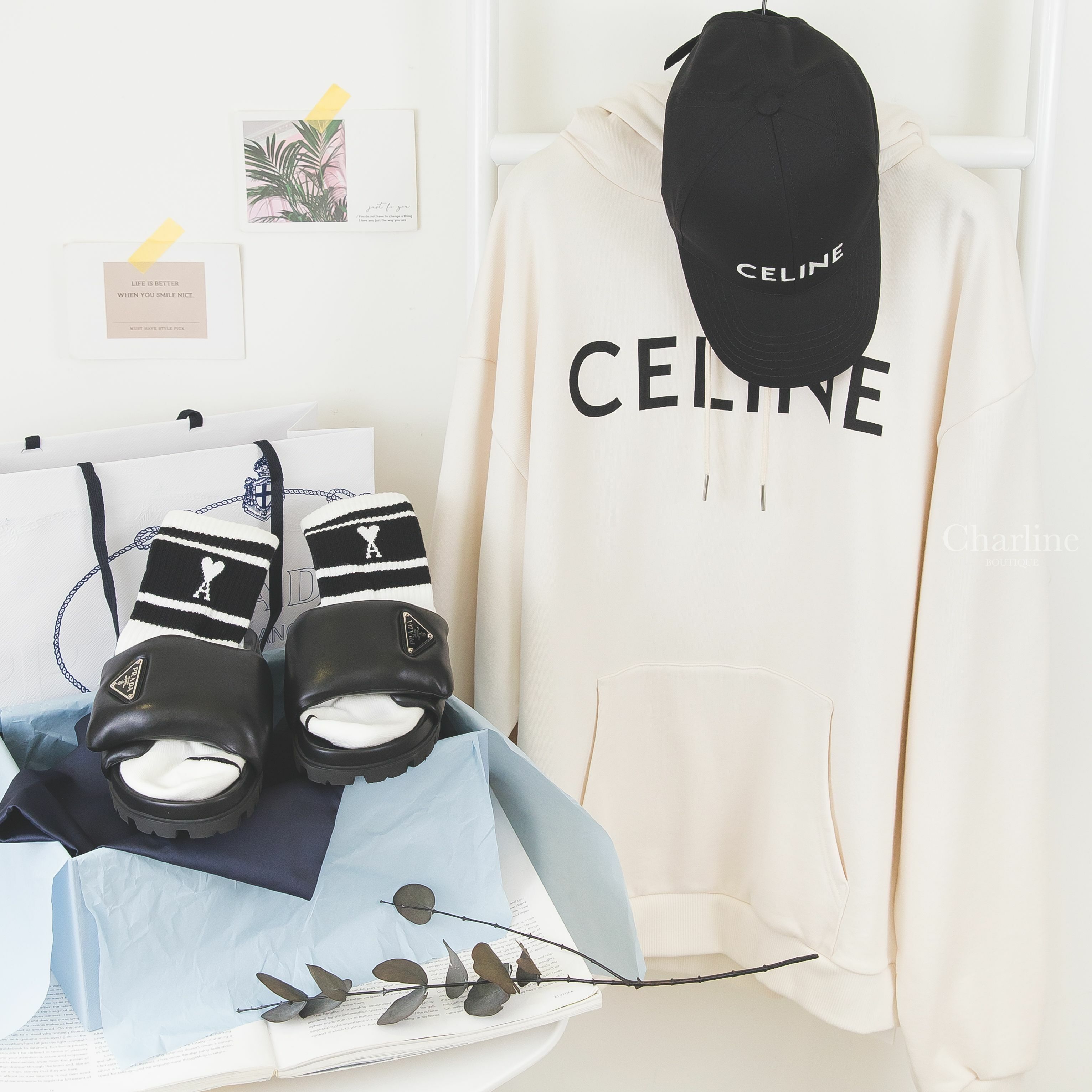 Celine Baseball Cap In Drill Cotton 黑色刺繡白字棉質棒球帽,Celine 奶油白黑字印花連帽寬鬆長袖棉T,Prada 黑色三角銀字Logo軟墊皮革拖鞋-Charline Boutique 精品代購