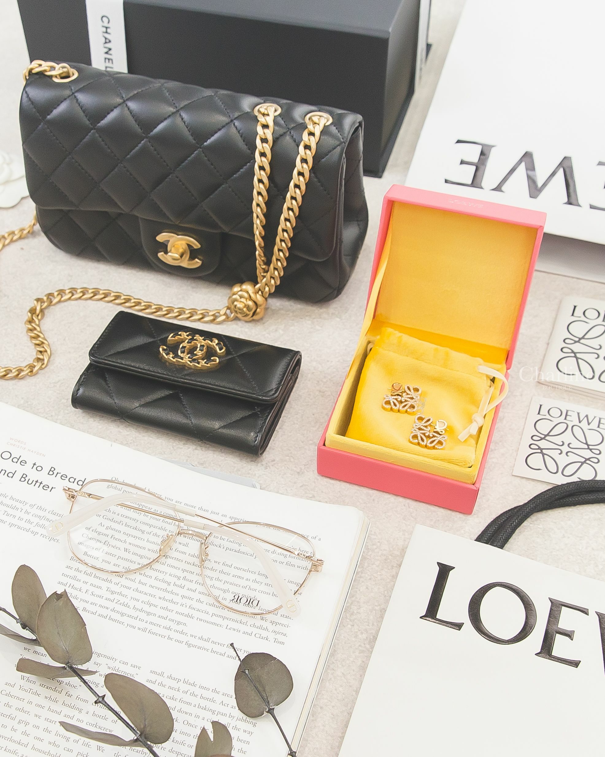 Loewe 金色水鑽Logo耳環,Dior 金色方框白色鏡腳金色CD平光眼鏡,Chanel 黑色金鍊荔枝菱格紋肩背包,Chanel黑色金鍊帶CC大菱格羊皮前釦式零錢包-Charline Boutique 精品代購