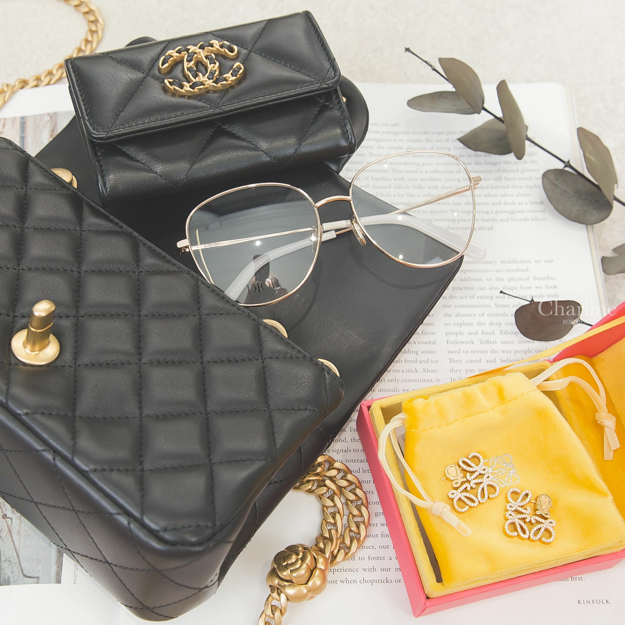 Loewe 金色水鑽Logo耳環,Dior 金色方框白色鏡腳金色CD平光眼鏡,Chanel 黑色金鍊荔枝菱格紋肩背包,Chanel黑色金鍊帶CC大菱格羊皮前釦式零錢包-Charline Boutique 精品代購