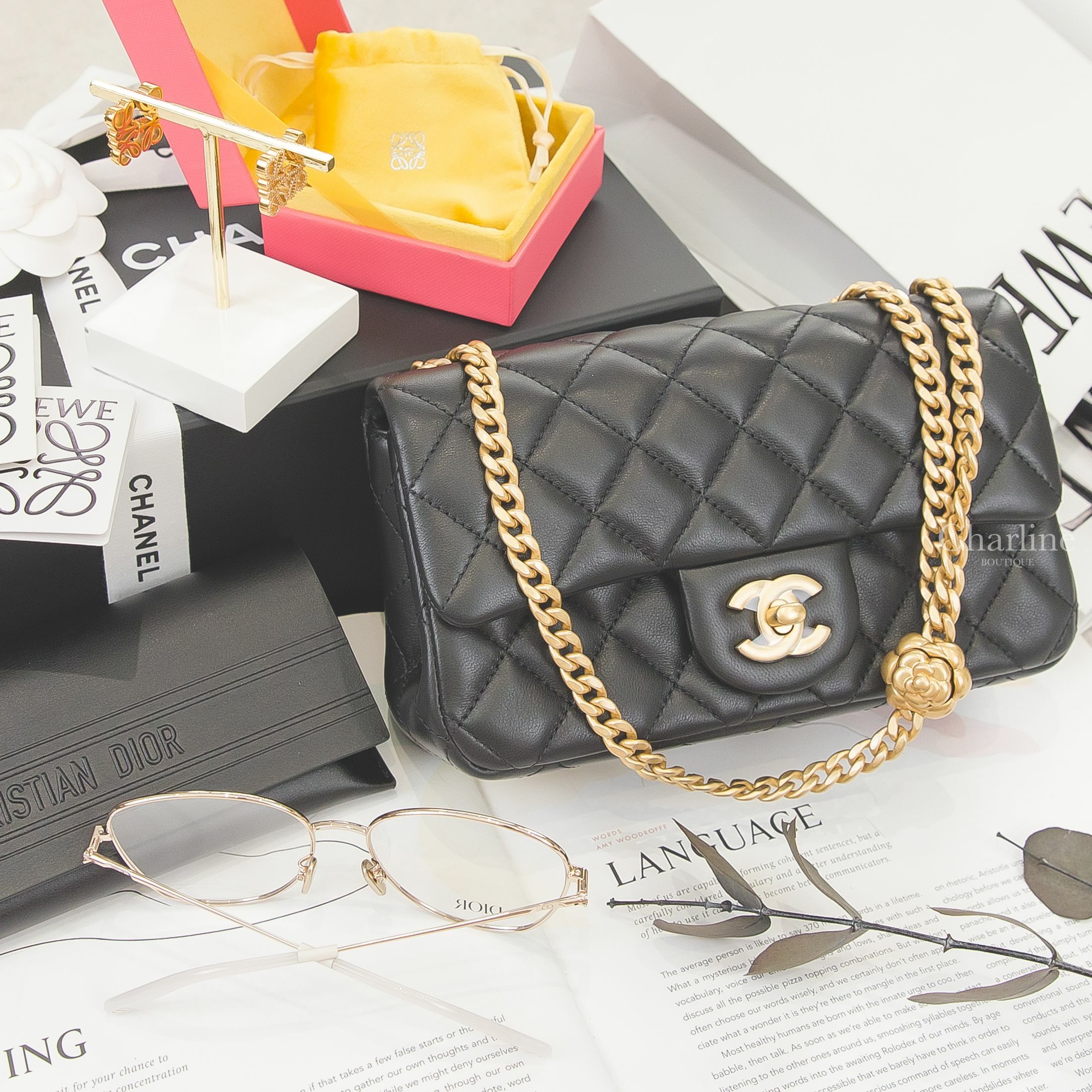 Loewe 金色水鑽Logo耳環,Dior 金色方框白色鏡腳金色CD平光眼鏡,Chanel 黑色金鍊荔枝菱格紋肩背包-Charline Boutique 精品代購