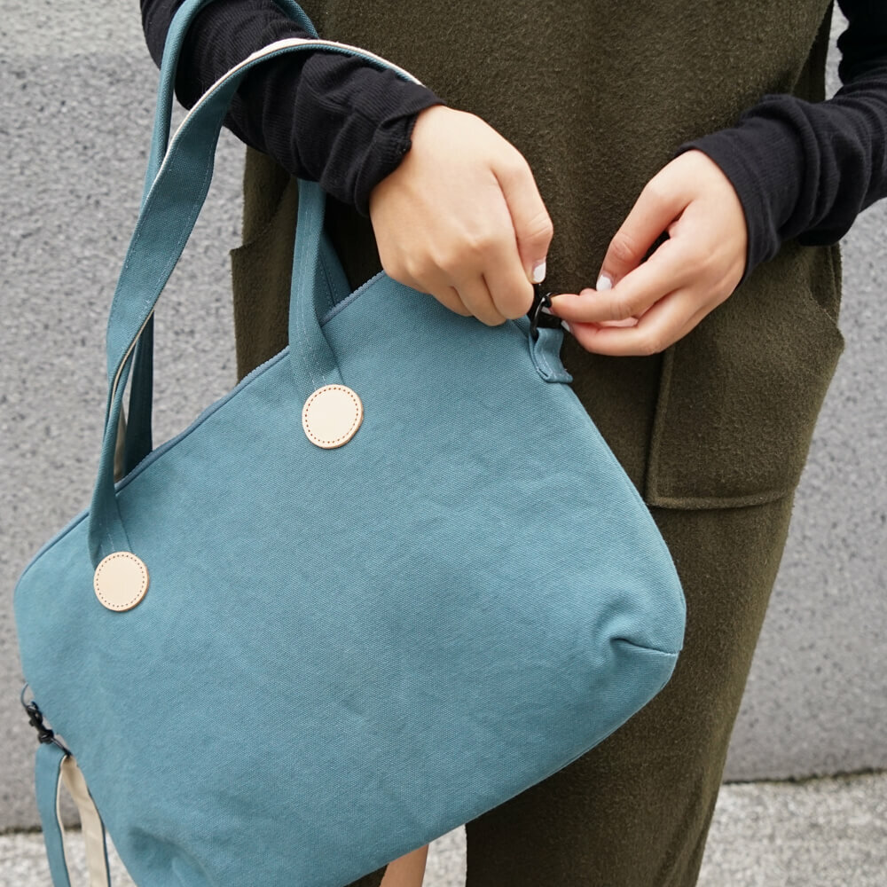 蘑菇帆布背帶 山綠｜單獨販售背帶，可搭配各式包款使用，質感厚實，金屬鉤環細節，適合日常或戶外風格搭配。