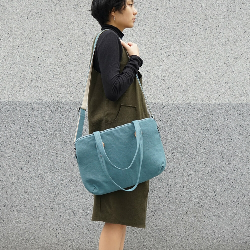 蘑菇帆布背帶 山綠｜單獨販售背帶，可搭配各式包款使用，質感厚實，金屬鉤環細節，適合日常或戶外風格搭配。
