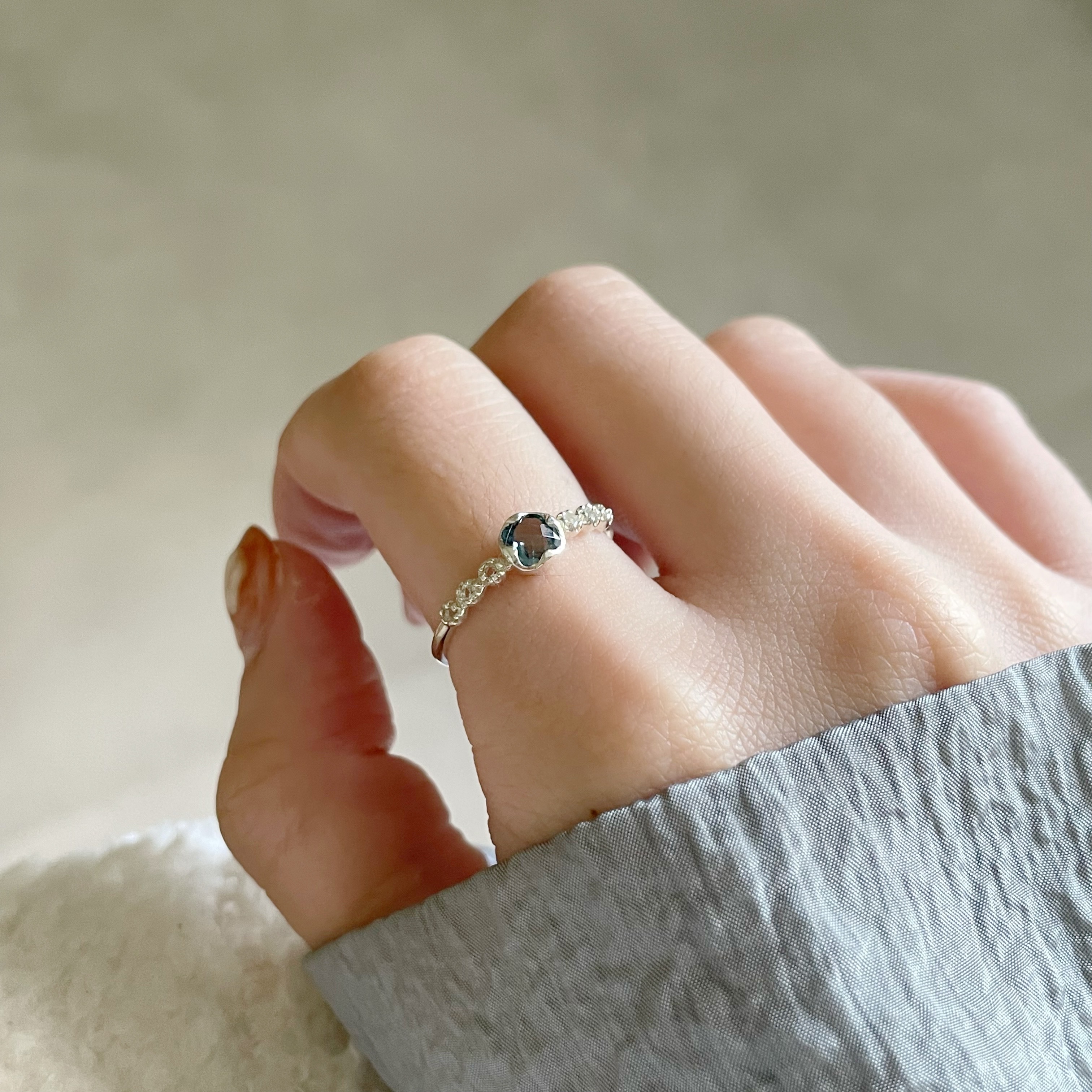 華麗圓四爪倫敦托帕石戒指