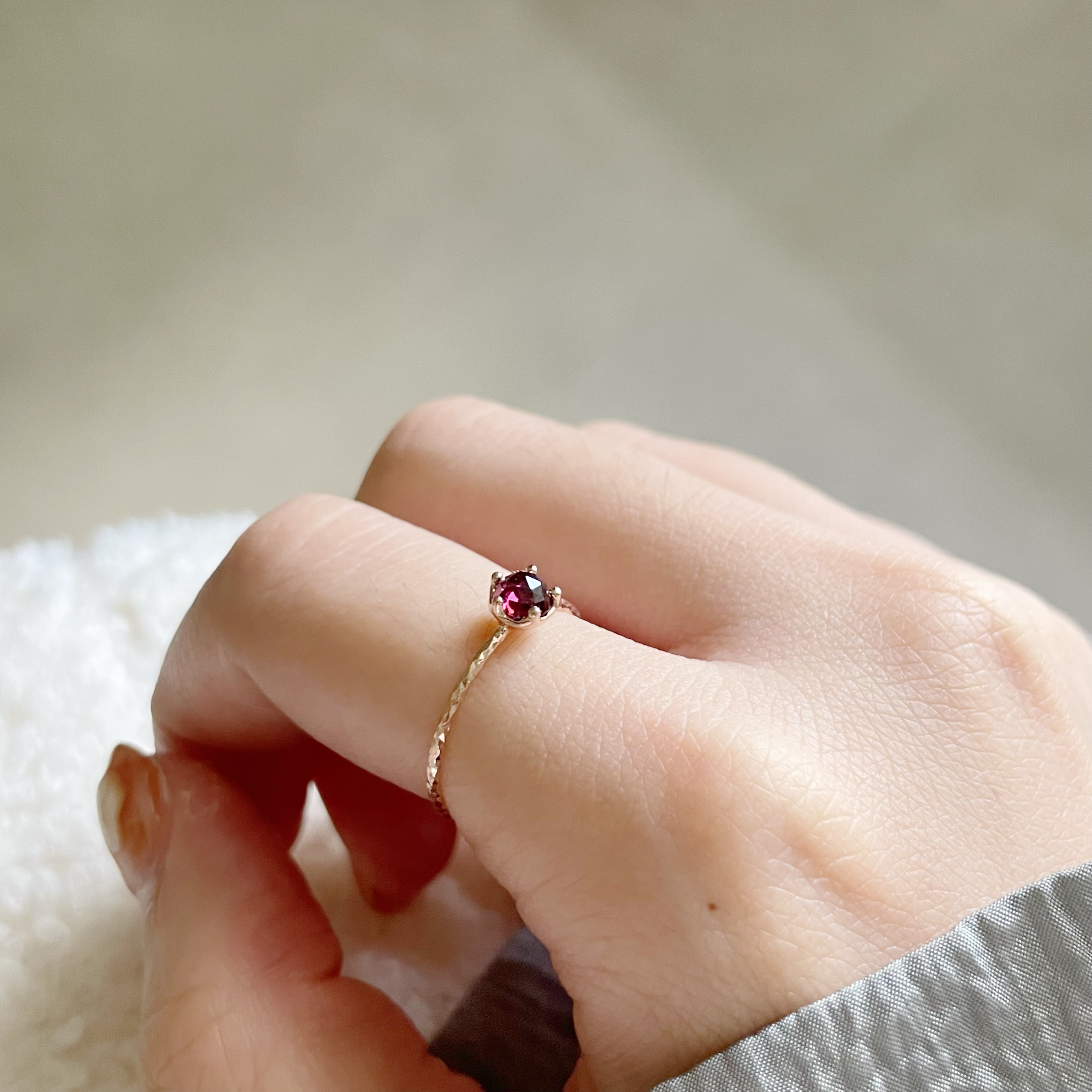 小皇冠玫瑰石榴石戒指