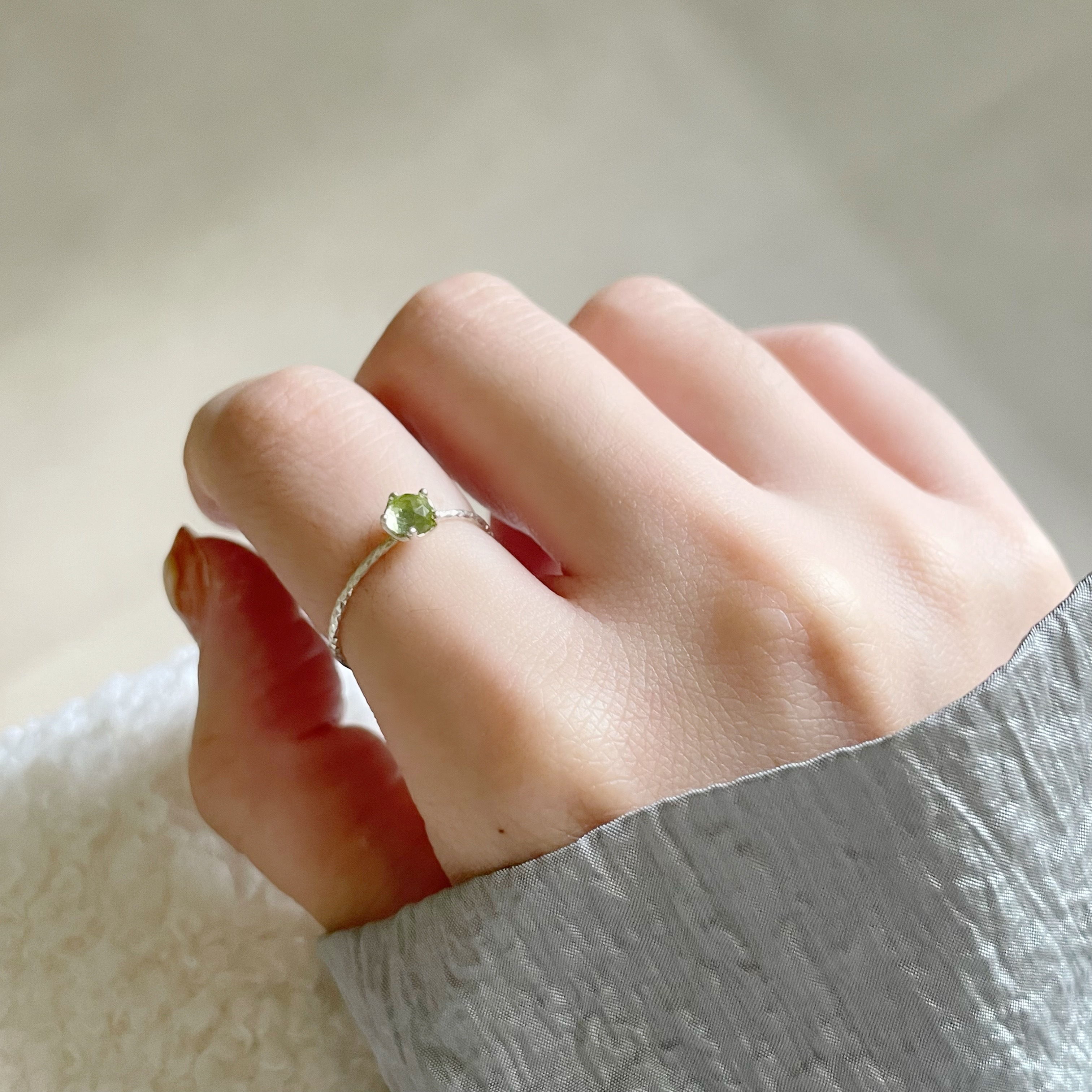 小皇冠橄欖石戒指