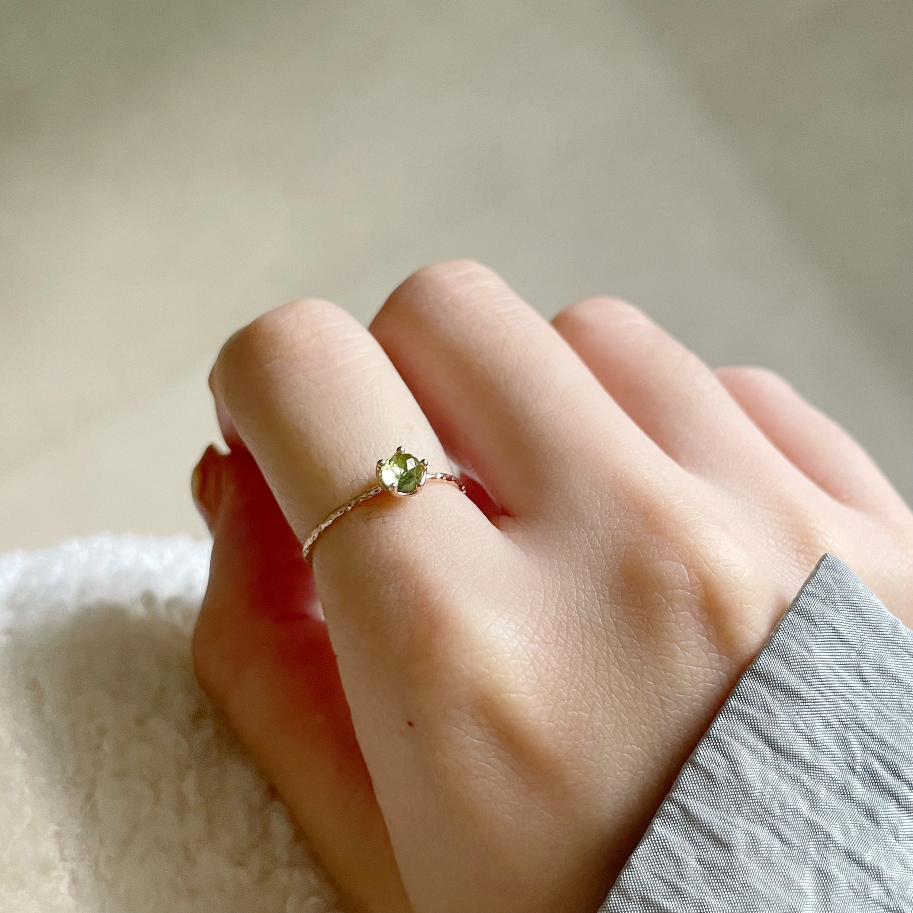 小皇冠橄欖石戒指