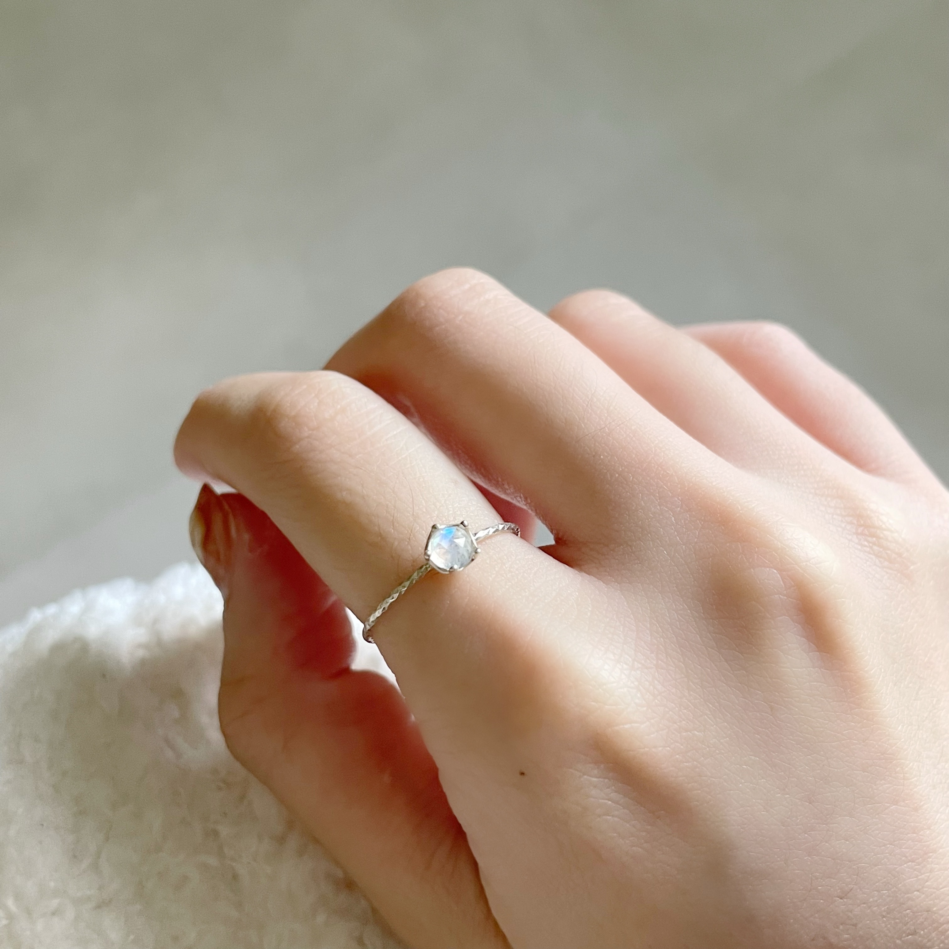 小皇冠月光石戒指