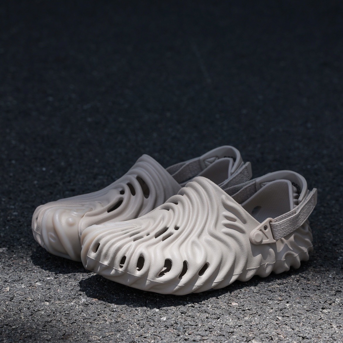 代購 SALEHE BEMBURY x CROCS POLLEX CLOG 杏仁咖色 指紋鞋 潮流運動 涼拖鞋 207393-2DO