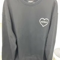 [S] NERDY ** HEART WAPPEN SWEATSHIRT (NERDY ORIGIN FIT),BLACK, PNES23KC140106 (SN281)
