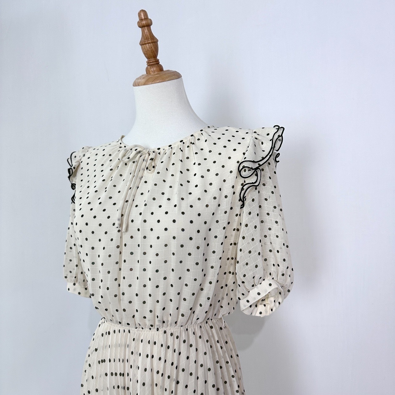 米白色波點公主袖連身裙