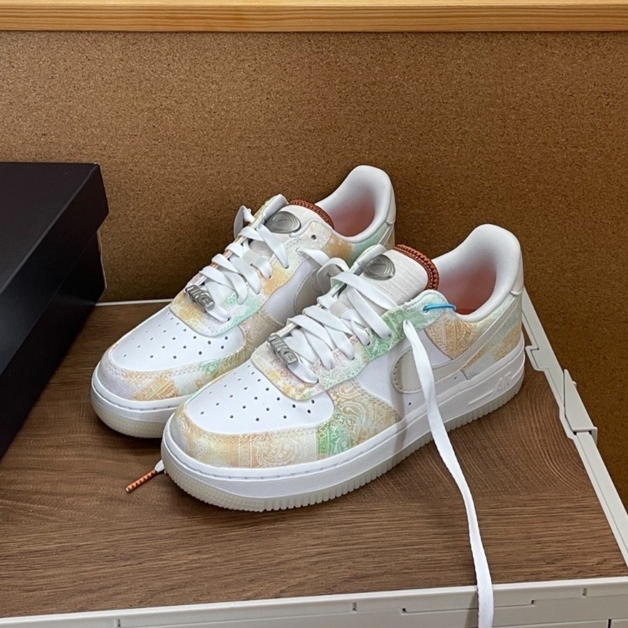 Nike Air Force 1 Low 白色扎染 彩色渲染 腰果花 帆布拼接 水晶底女鞋FJ7739-101