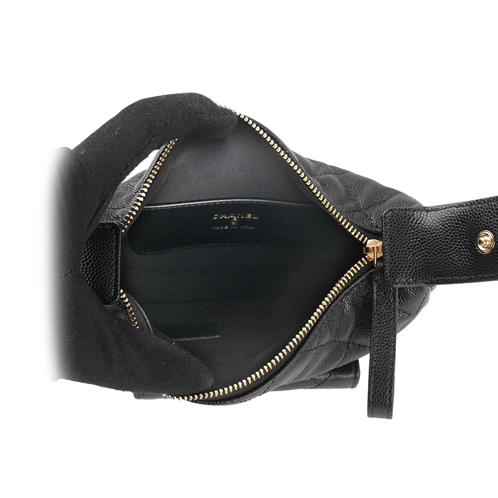 【CHANEL】金色CC Logo 粒紋牛皮迷你手提彎月包/呼拉圈包(黑色) AP3467 B13649 94305