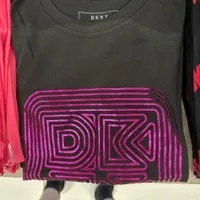[S] DKNY GEOMETRIC LETERRING LOGO PRINT T-SHIRT,BLACK, B3360758-BLK (SD663)