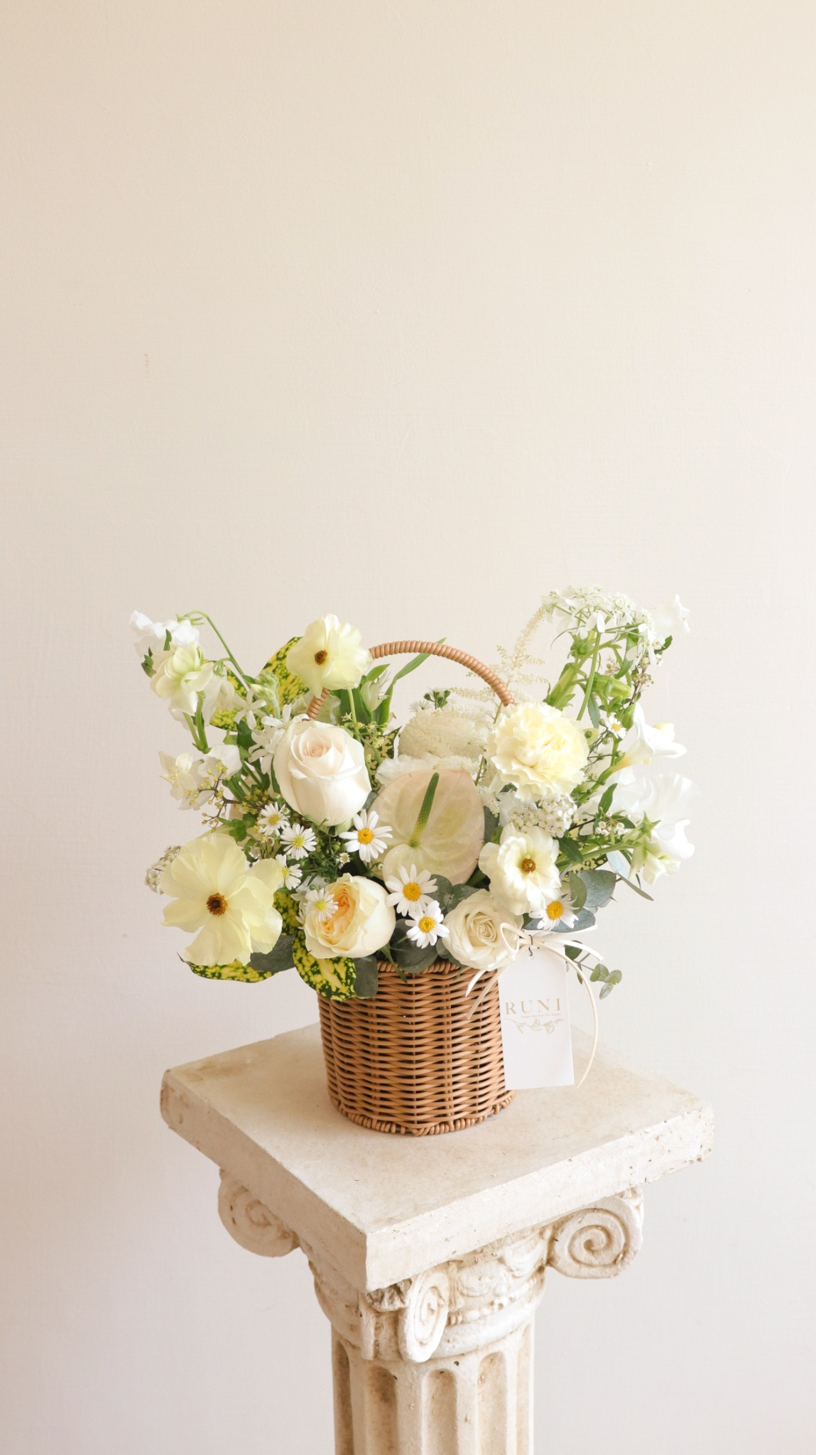 典雅白綠色系圓形花籃