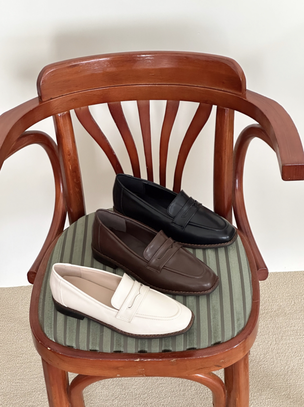 #228N998 拉滿秋冬氛圍，明線樂福平底鞋