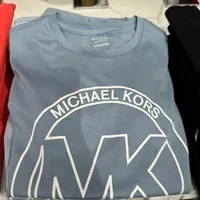 [S] MICHAEL KORS LOGO CHARM PRINT ORGANIC T-SHIRT,CHAMBRAY, JU150B497J-CHAMBRAY (SMK512)