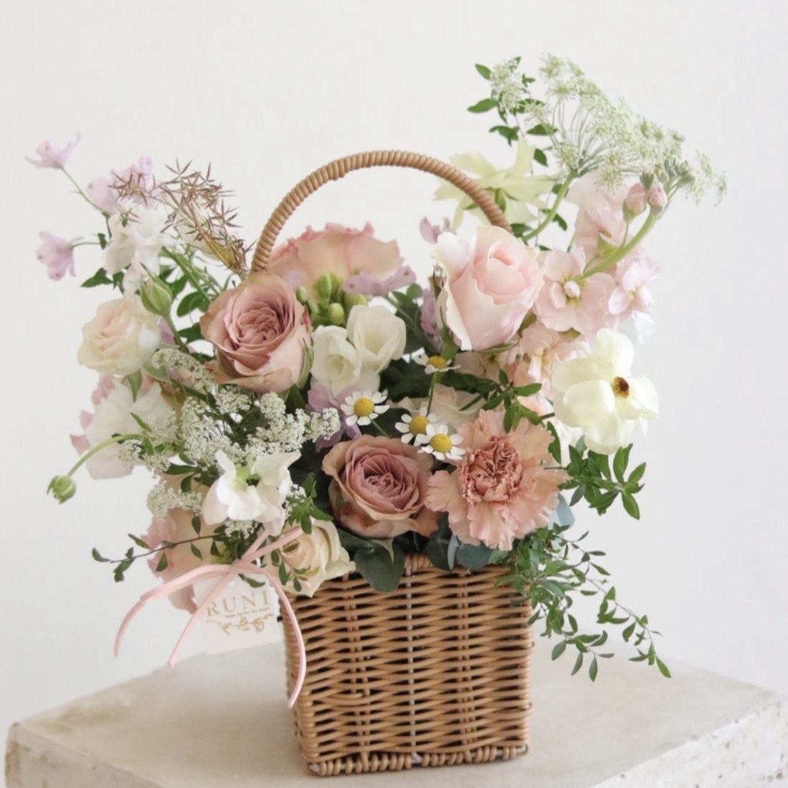 典雅粉色花籃