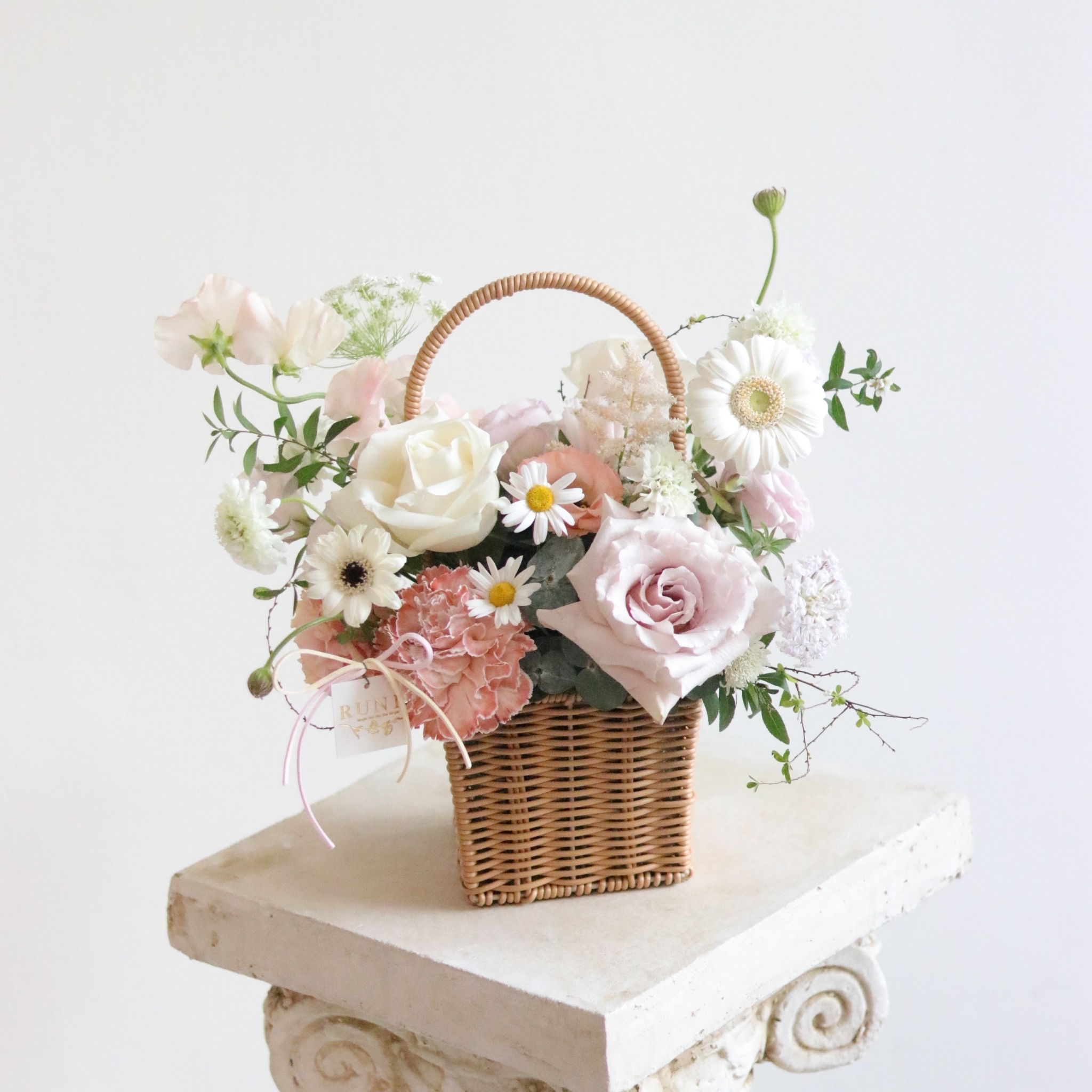 經典白粉色花籃