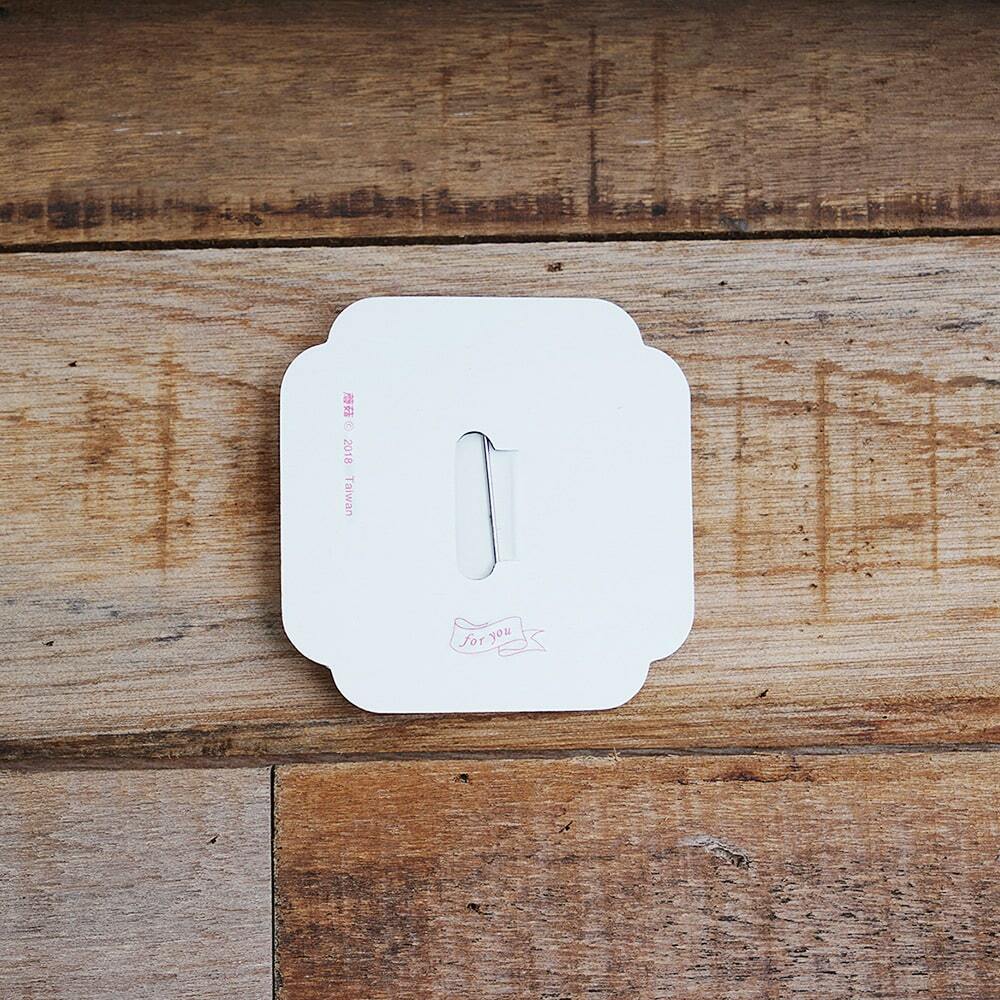 織片別針，珍珠奶茶造型，手工編織細節，時尚配件