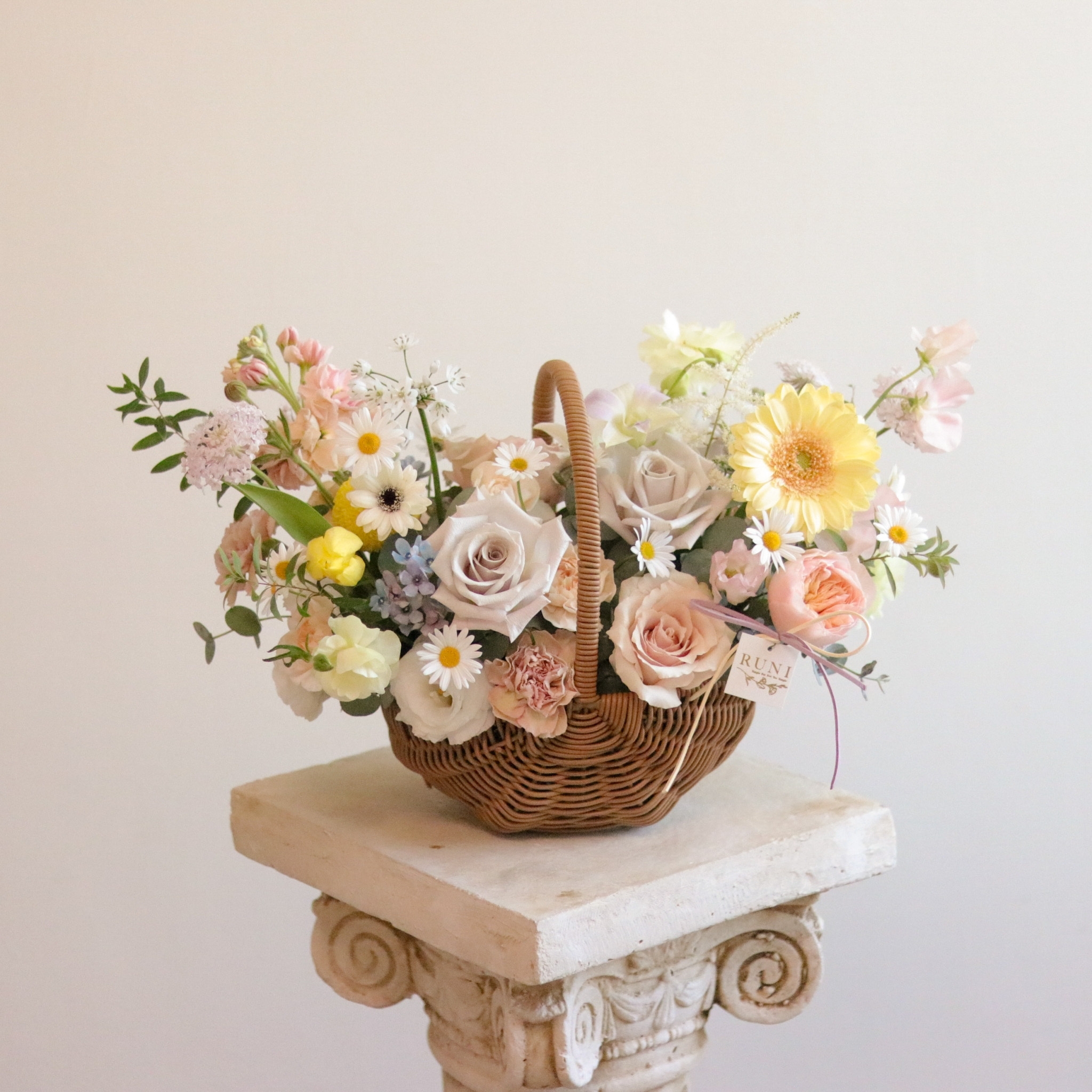 奶油白黃橘色花籃