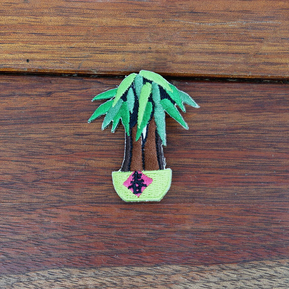 織片別針，各種台灣在地物件造型，手工編織細節，時尚配件