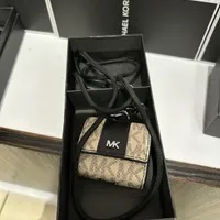 [S] MICHAEL KORS 36F2LGFL0B GIFTING AIRPOD CASE,HEMP/BROWN, 196163789989 (SMK518)