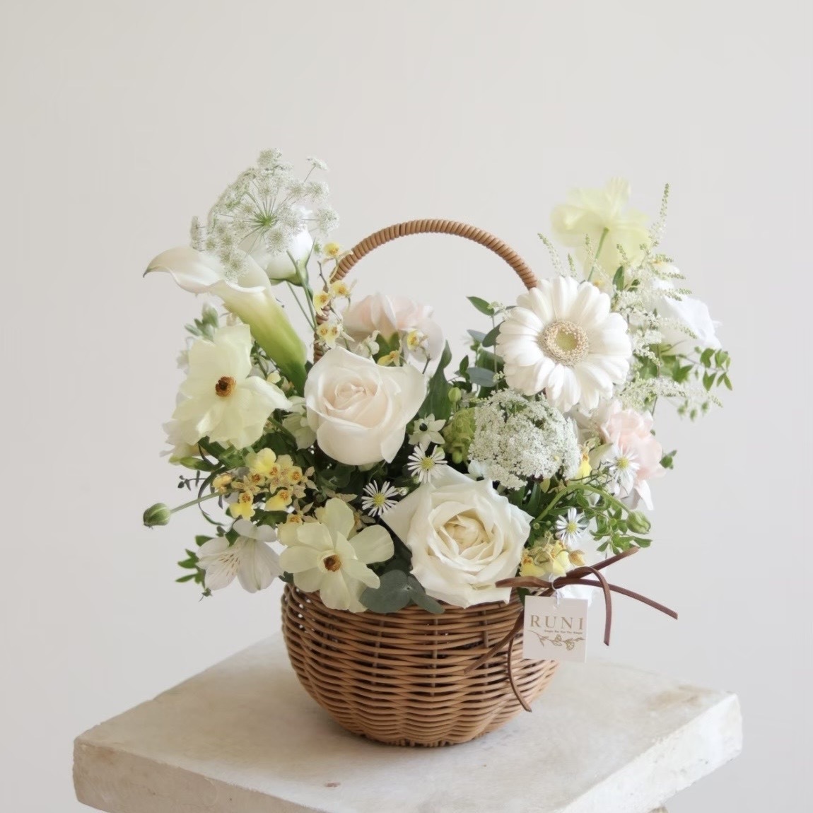 輕輕白綠色系花籃