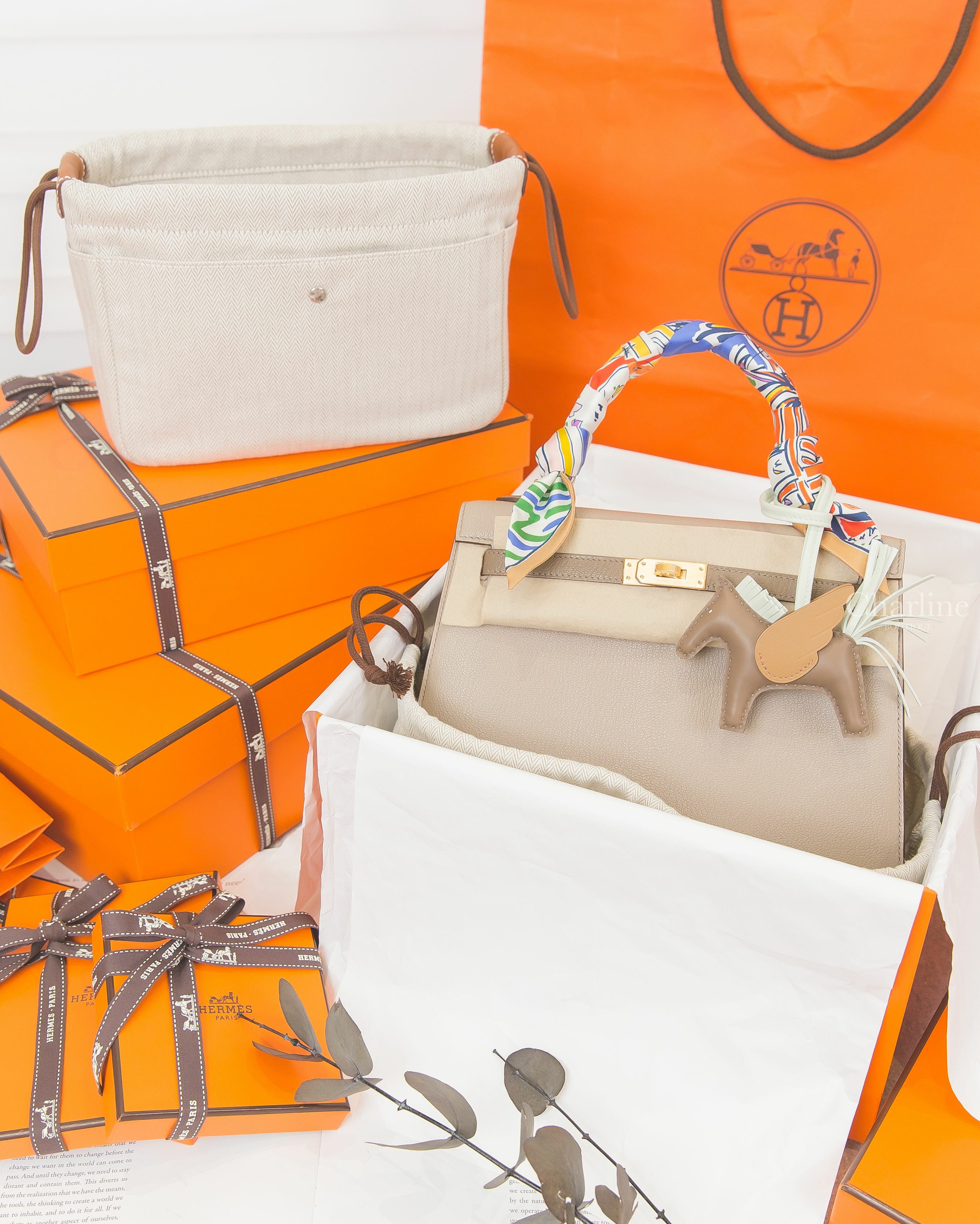Hermès U刻斑鳩灰/大象灰/瀝青灰拉絲金釦凱莉包,Hermès 大象灰/氣泡綠/餅乾色小型飛馬吊飾,Hermès 自然色小型帆布拼棕色小牛皮內袋,綠色/藍色/彩色/手繪塗鴉絲巾-Charline Boutique 精品代購