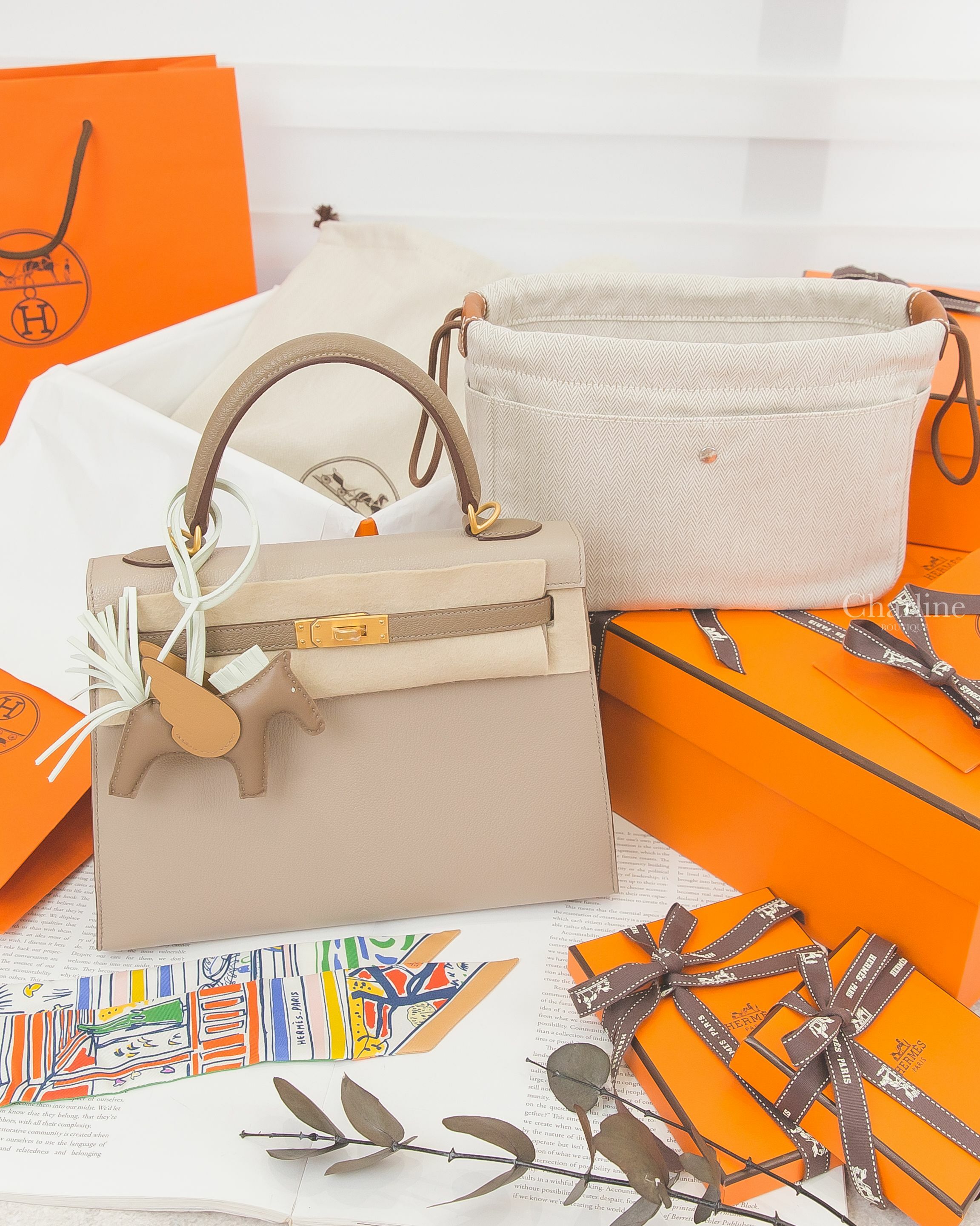 Hermès U刻斑鳩灰/大象灰/瀝青灰拉絲金釦凱莉包,Hermès 大象灰/氣泡綠/餅乾色小型飛馬吊飾,Hermès 自然色小型帆布拼棕色小牛皮內袋,綠色/藍色/彩色/手繪塗鴉絲巾-Charline Boutique 精品代購