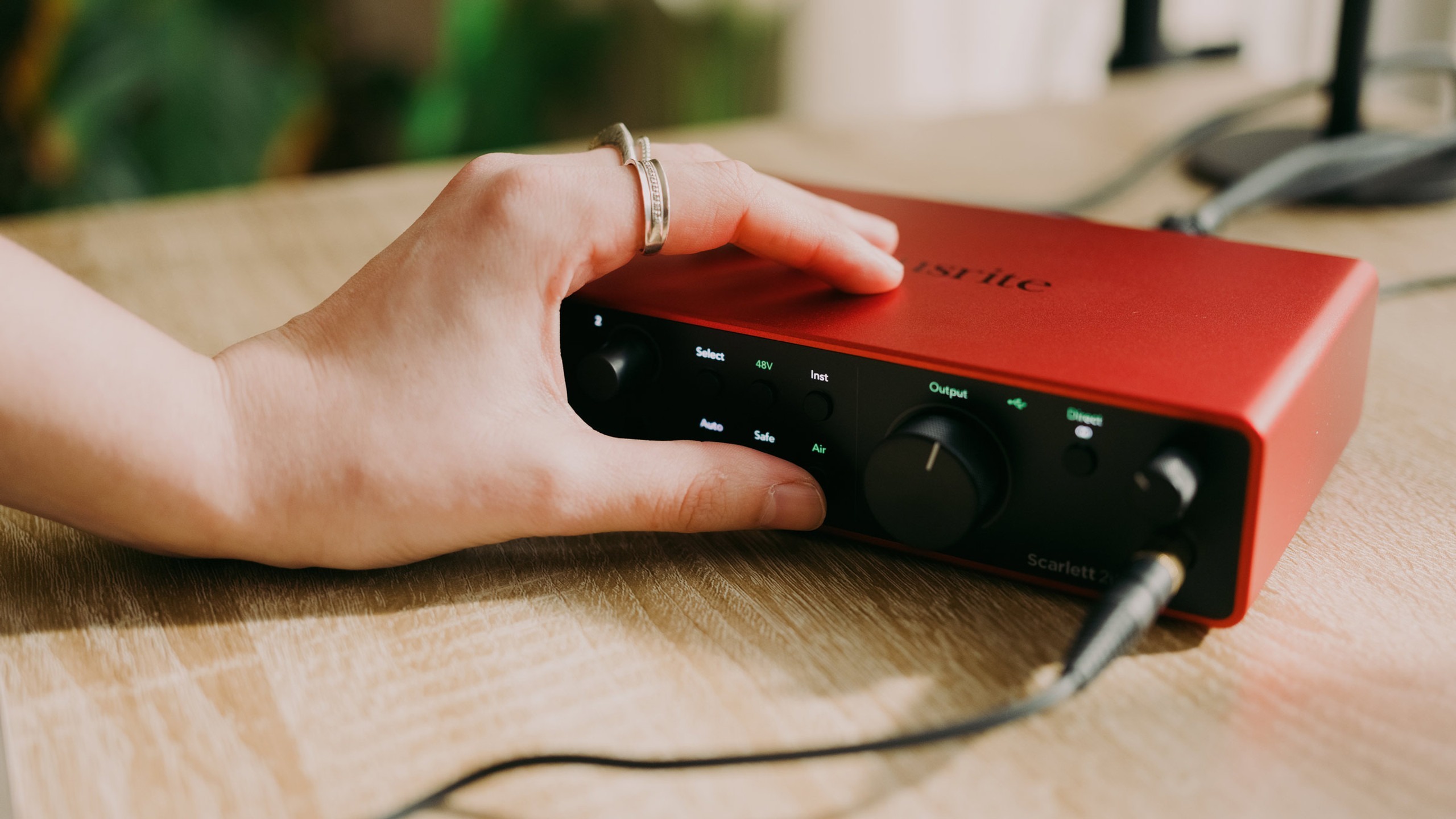 Focusrite Scarlett 2i2 第四代 USB 錄音介面特色與用途示意圖,適合音樂製作與直播