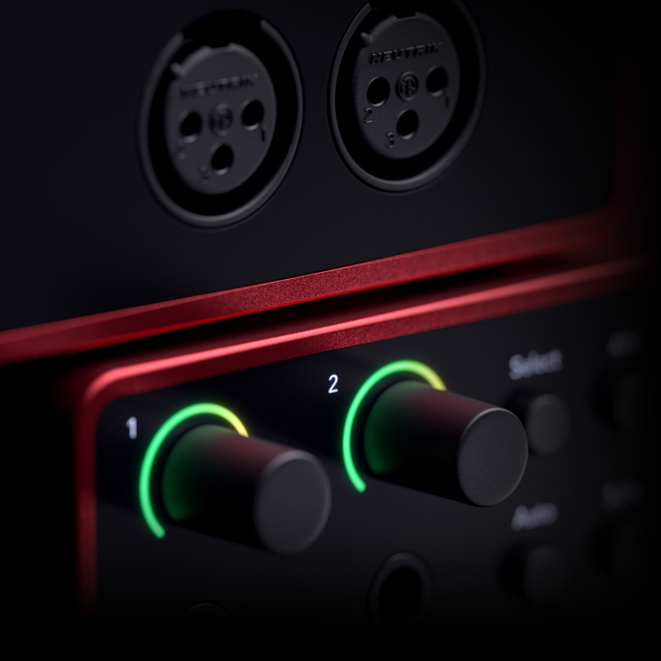 Focusrite Scarlett 2i2 第四代高增益麥克風前級特寫圖,適合直播與 Podcast