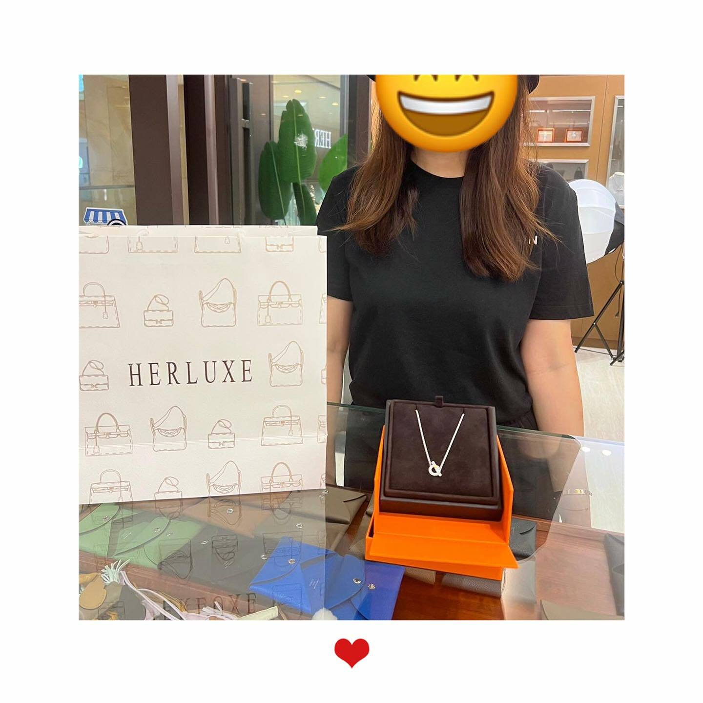 爽快靚靚來pick up 直播落單的鑽石頸鏈💎 見到實物非常滿意❤️ 靚靚認為直播價好抵買🤩 也讚HERLUXE服務好👍 多謝你嘅信任與支持🫶