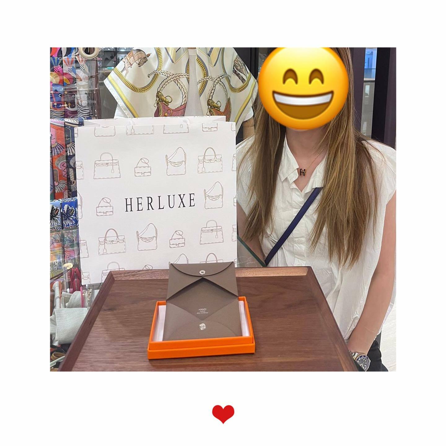 爽快靚靚睇直播後同先生來店買咗卡包🎉 非常滿意💕 靚靚覺得HERLUXE直播價格好抵買👍 一直有關注我哋page同直播🫰 多謝你哋嘅支持🫶