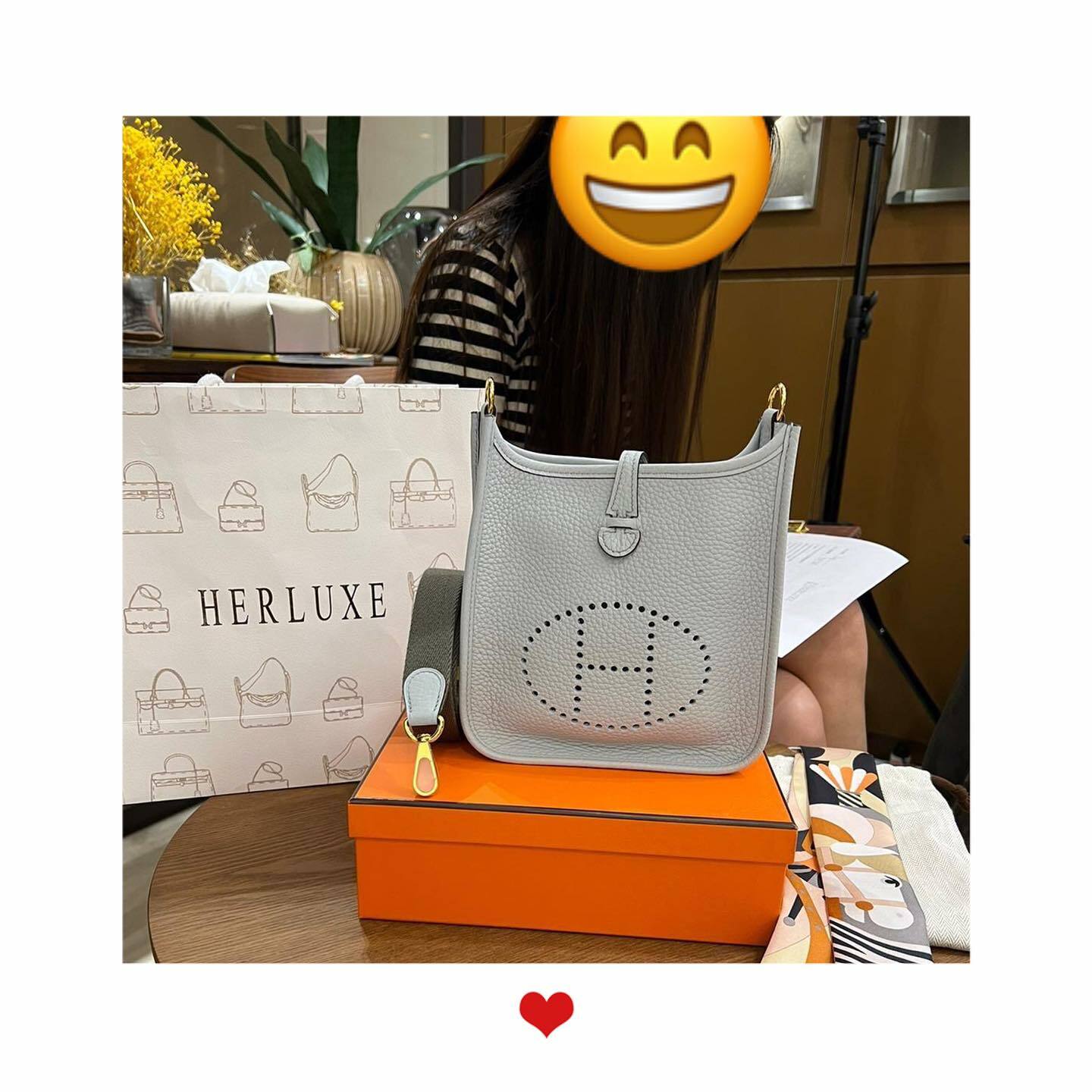 型男先生同靚靚walk in來shopping🎉 揀咗mini E聖杯藍拼錫器灰肩帶🤩 靚靚一直有關注HERLUXE新資訊📩 對能直接購買鐘意的手袋感到滿意❤️‍🔥 多謝你哋嘅支持與信任🫶