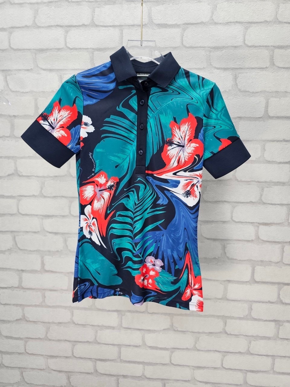 女【現貨】JL正品7折起/ JLindeberg Yasmin TX Jersey Deep Lake Hibiscus - 22年夏季 JL限量版印花球衣 /#2427,2379,2380#30565JL#30566