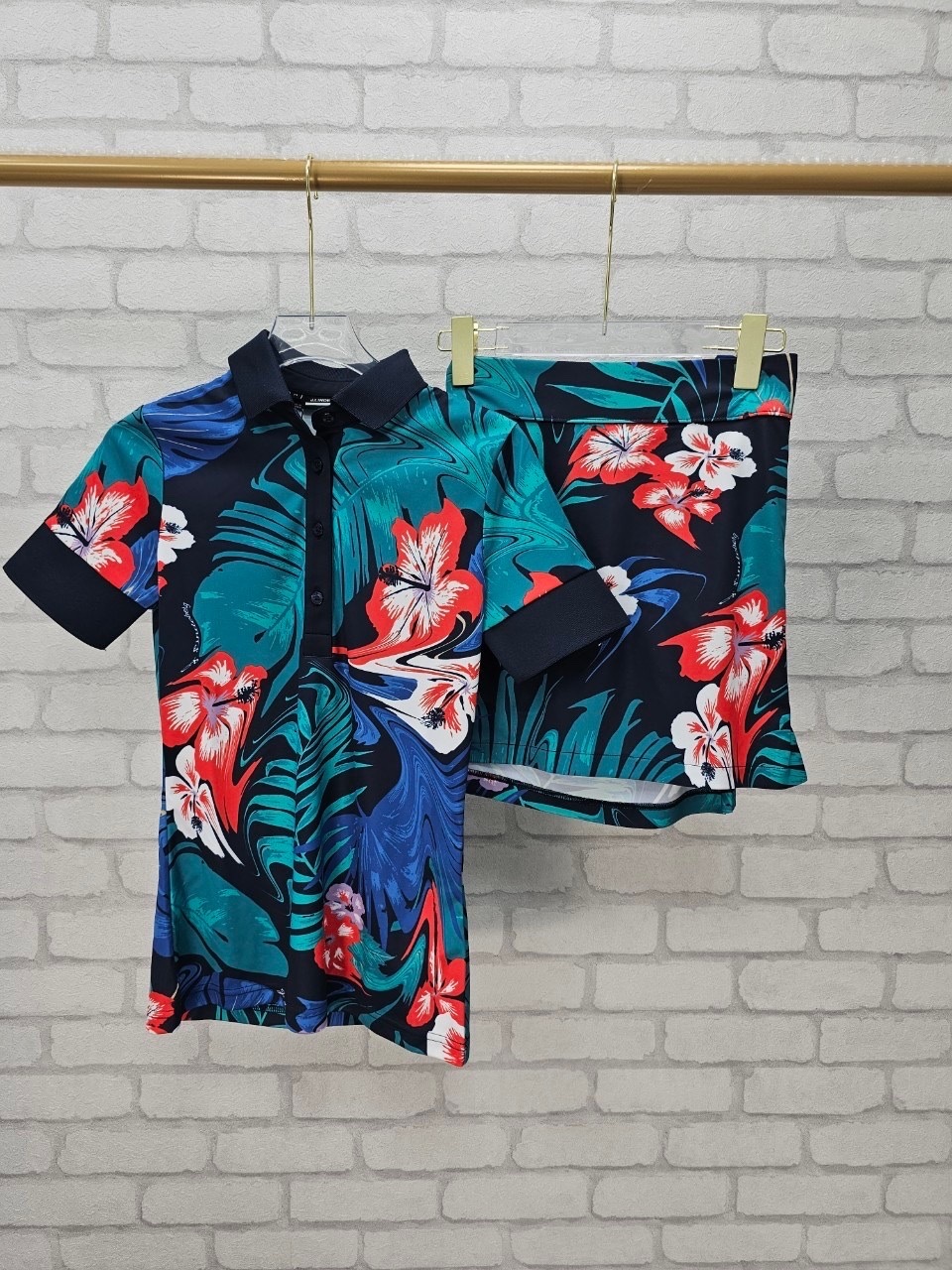 女【現貨】JL正品7折起/ JLindeberg Yasmin TX Jersey Deep Lake Hibiscus - 22年夏季 JL限量版印花球衣 /#2427,2379,2380#30565JL#30566