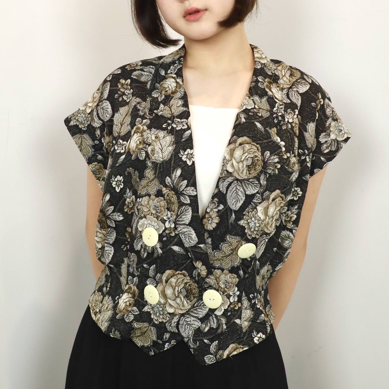 日本製 漆黑中盛放的花