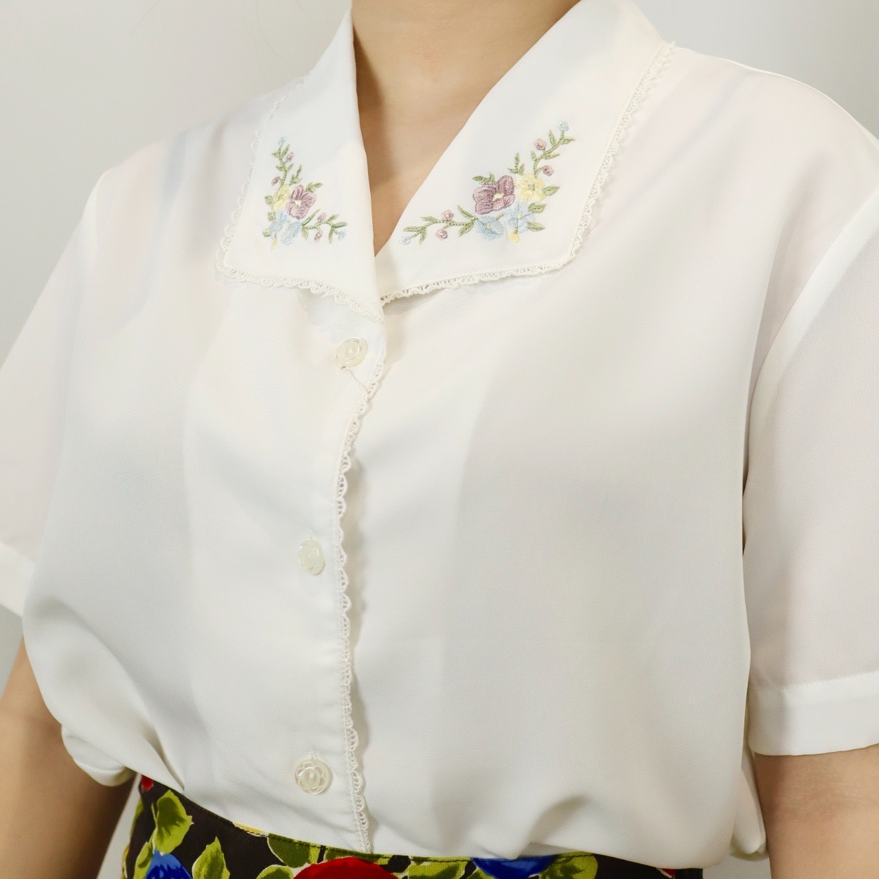 可愛刺繡花花領口白色上衣