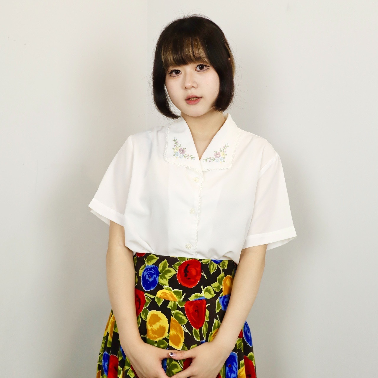 可愛刺繡花花領口白色上衣