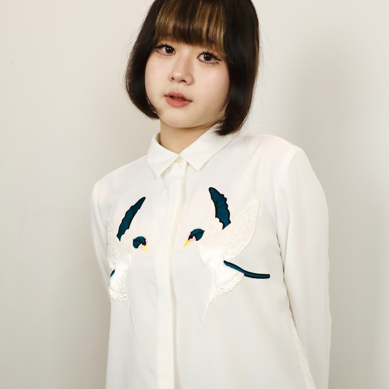對稱小鳥刺繡長袖白色上衣