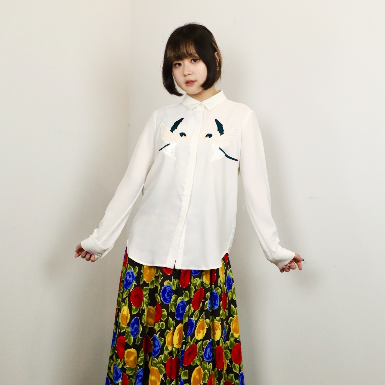 對稱小鳥刺繡長袖白色上衣