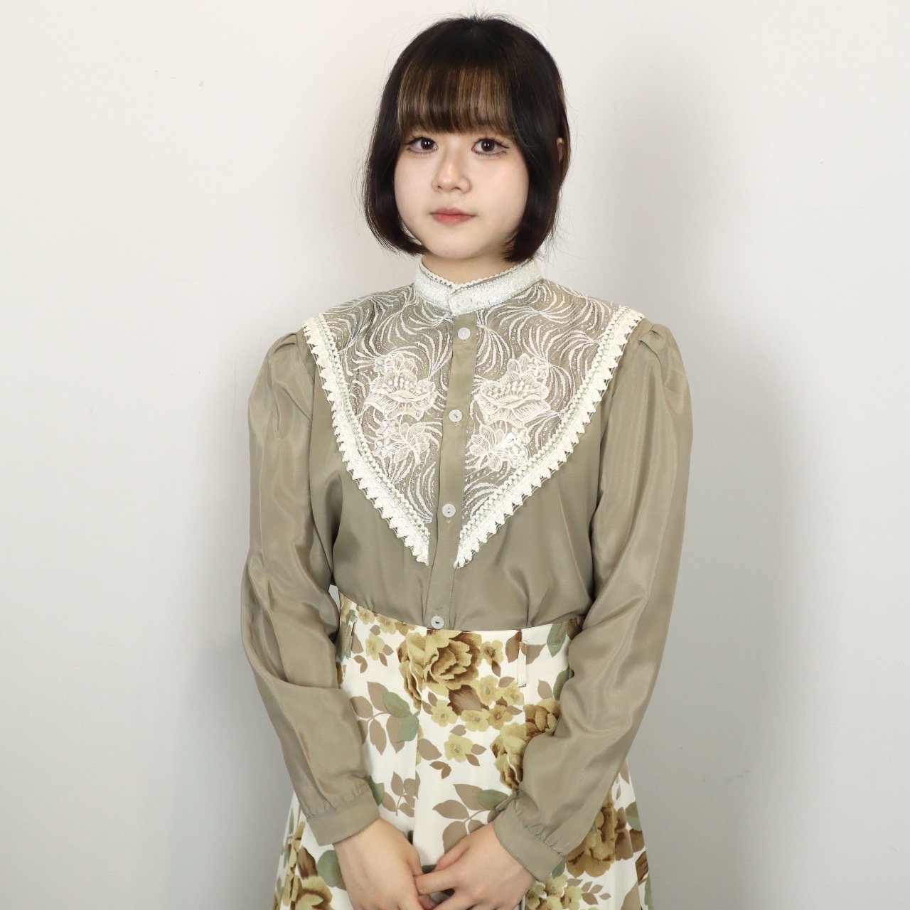 灰綠色大塊刺繡立領上衣