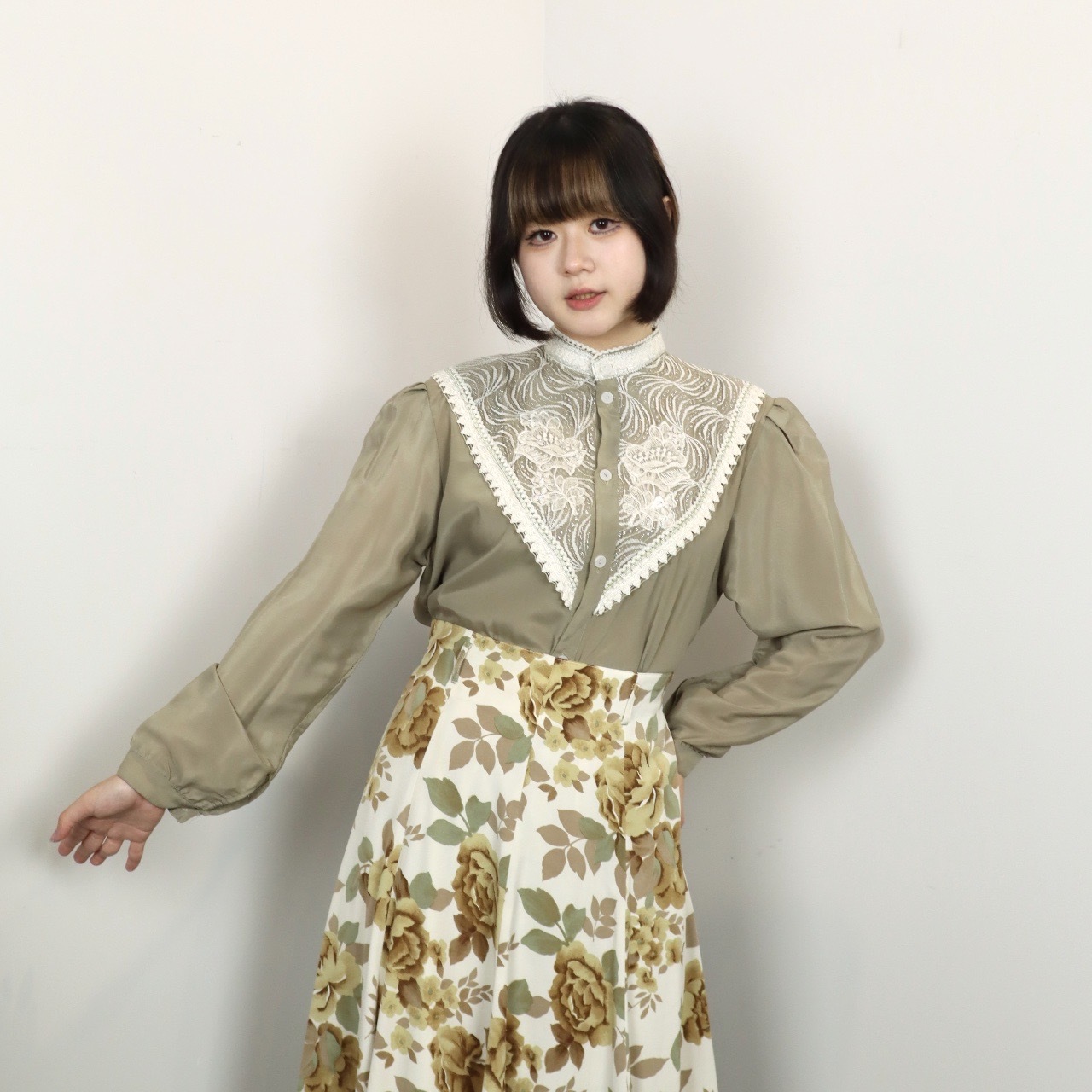 灰綠色大塊刺繡立領上衣