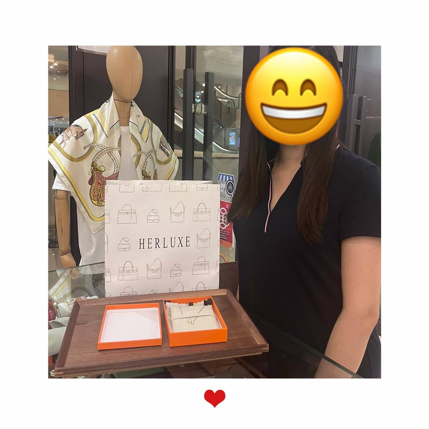 爽快靚靚來店pick up直播落單嘅頸鏈🎉 靚靚覺得HERLUXE有實體店非常值得信任💪 一直有關注我哋網站同直播🎥 對黑銀頸鏈都很有興趣💕 多謝你嘅支持🫶