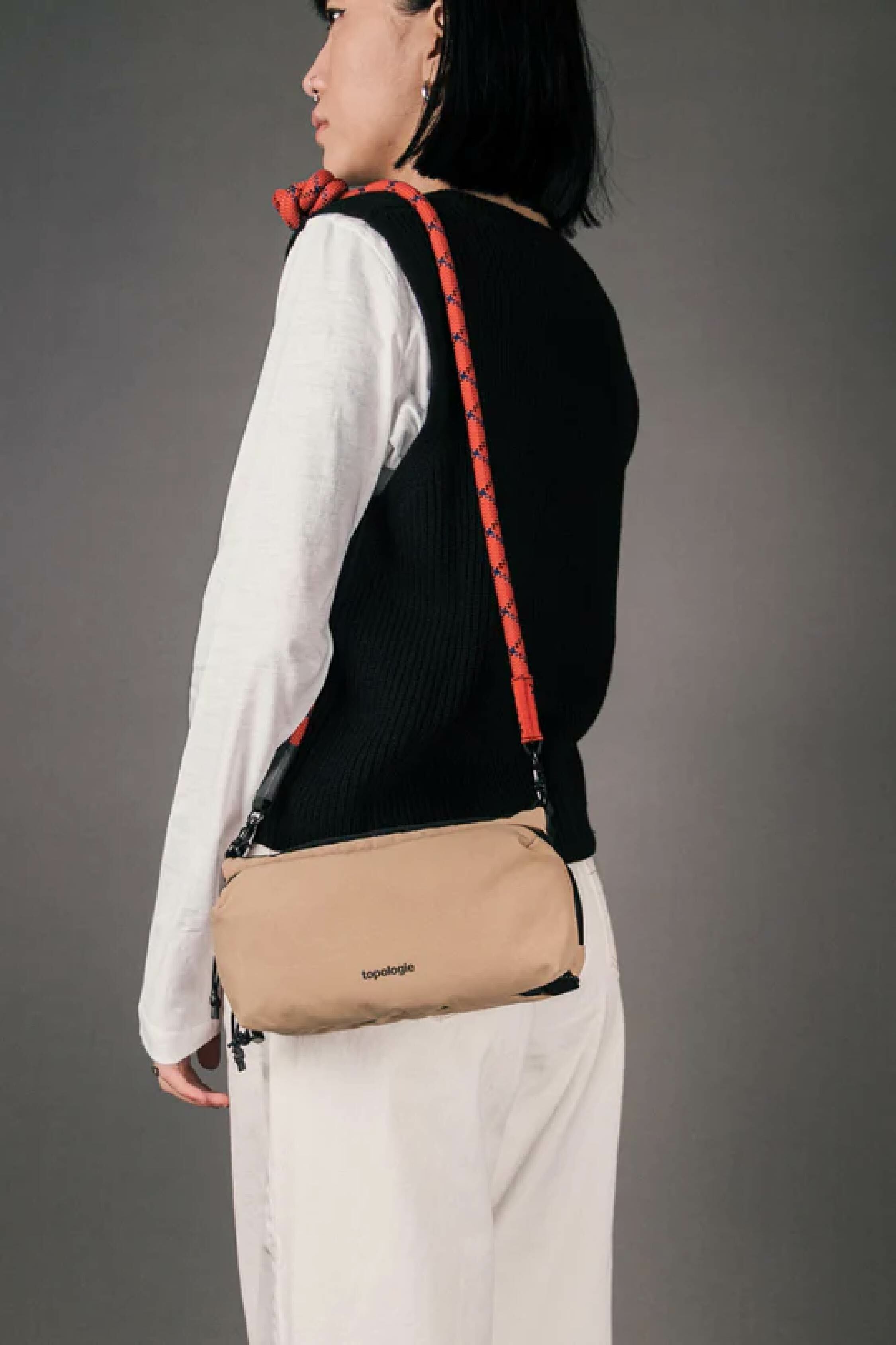 水瓶斜背包(沙色)