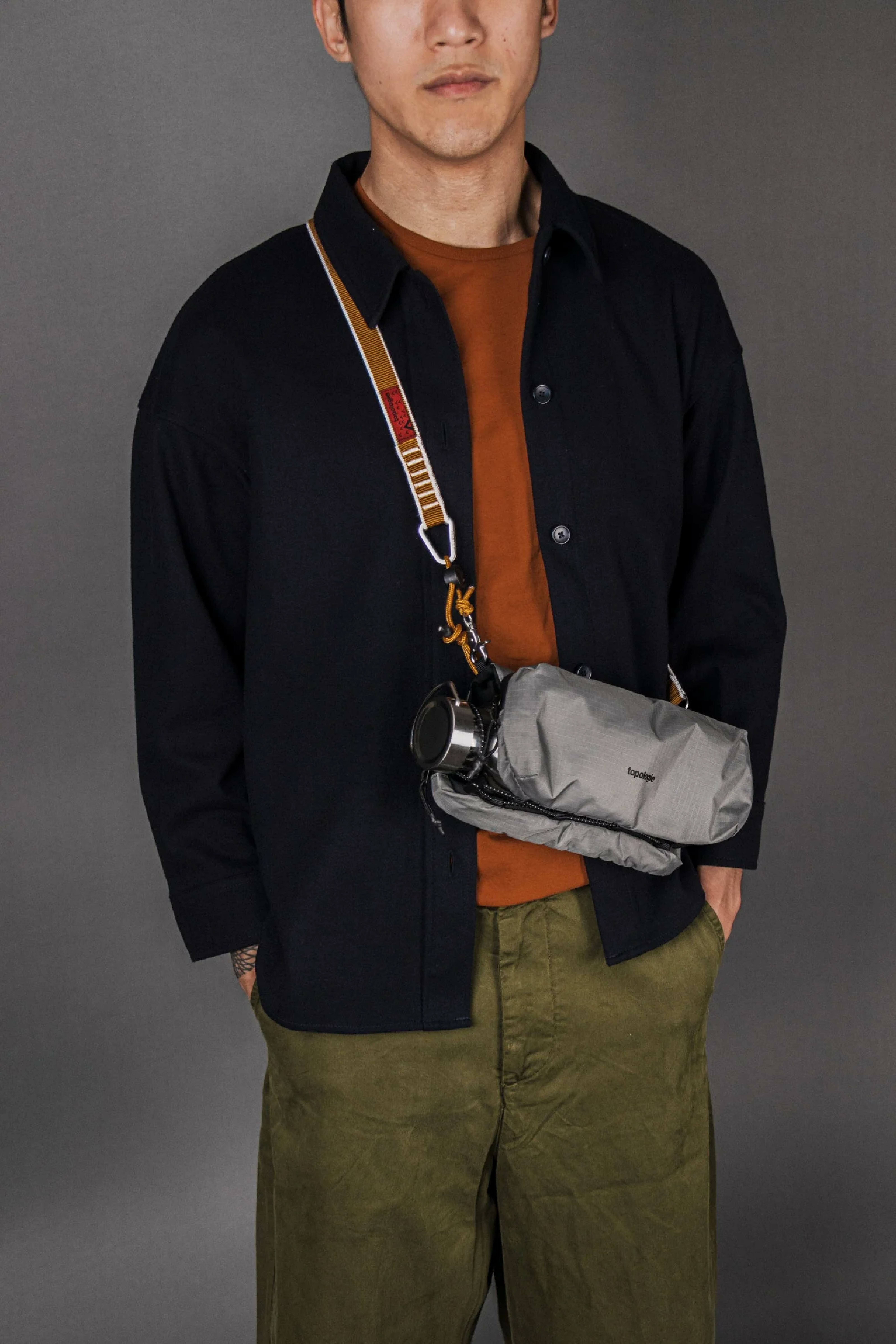 水瓶斜背包(灰)